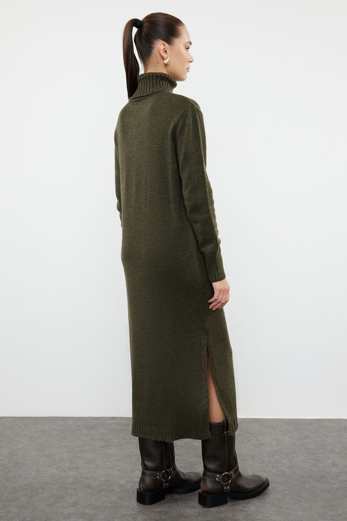 Trendyol Collection-Khakifarbenes Midi-Strickkleid mit weitem Schnitt und weicher Struktur TWOAW24EL00034 5