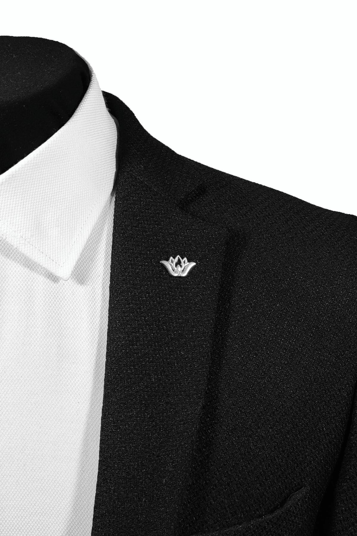 BLC Basic Line Co. Çiçek Figürlü Siyah Detaylı Gümüş Gri Renginde Yaka Iğnesi Yaka Broşu