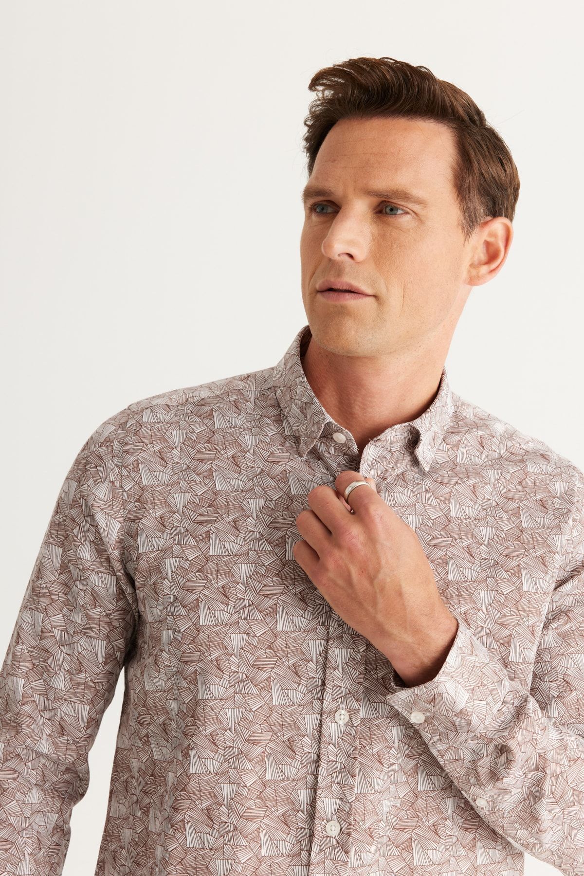 AC&Co / Altınyıldız Classics-Pánská hnědá bavlněná košile Slim Fit Slim Fit se skrytým límečkem 2