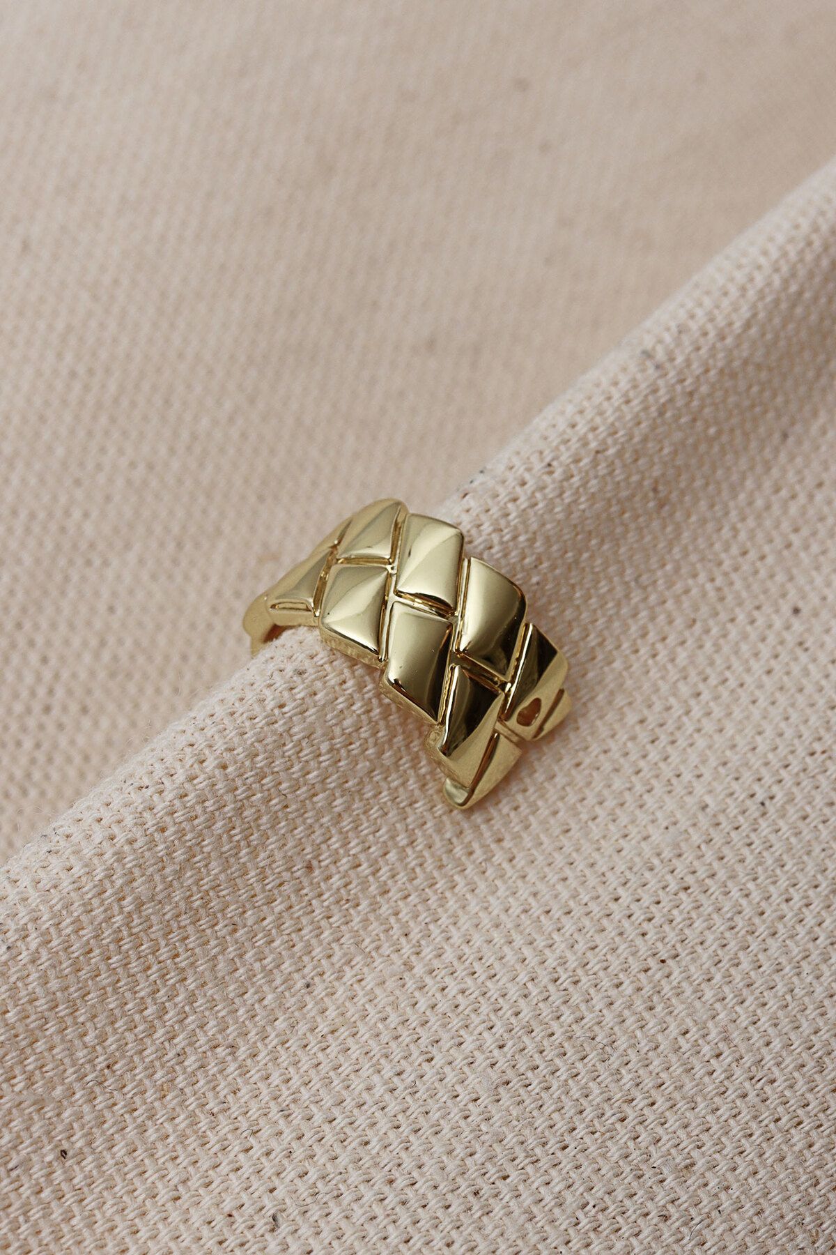 Süspüs Accessories-Gold Patterned Thick Cartilage Earrings 1