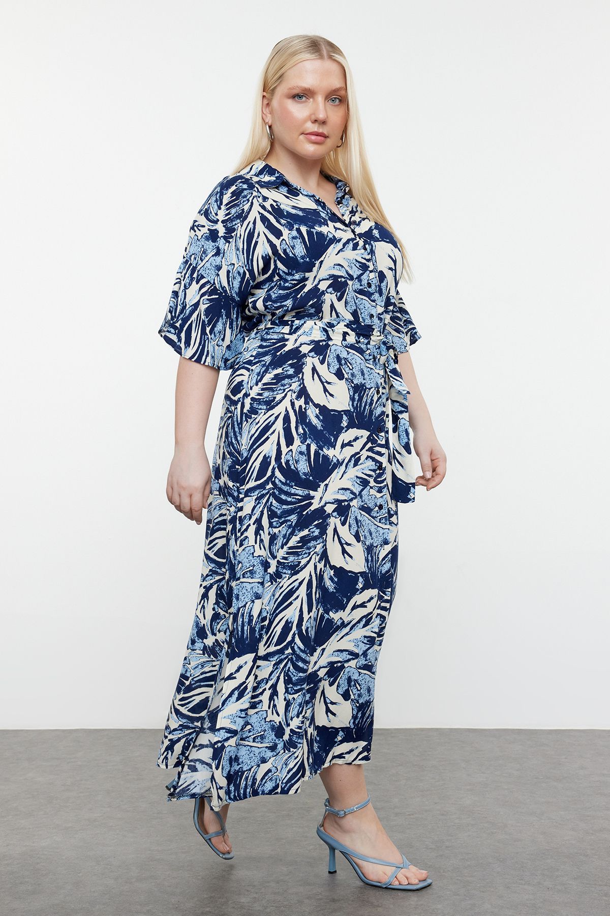 Trendyol Curve-Rochie țesătă cu model frunze albastre tropicale - cu fantă 2