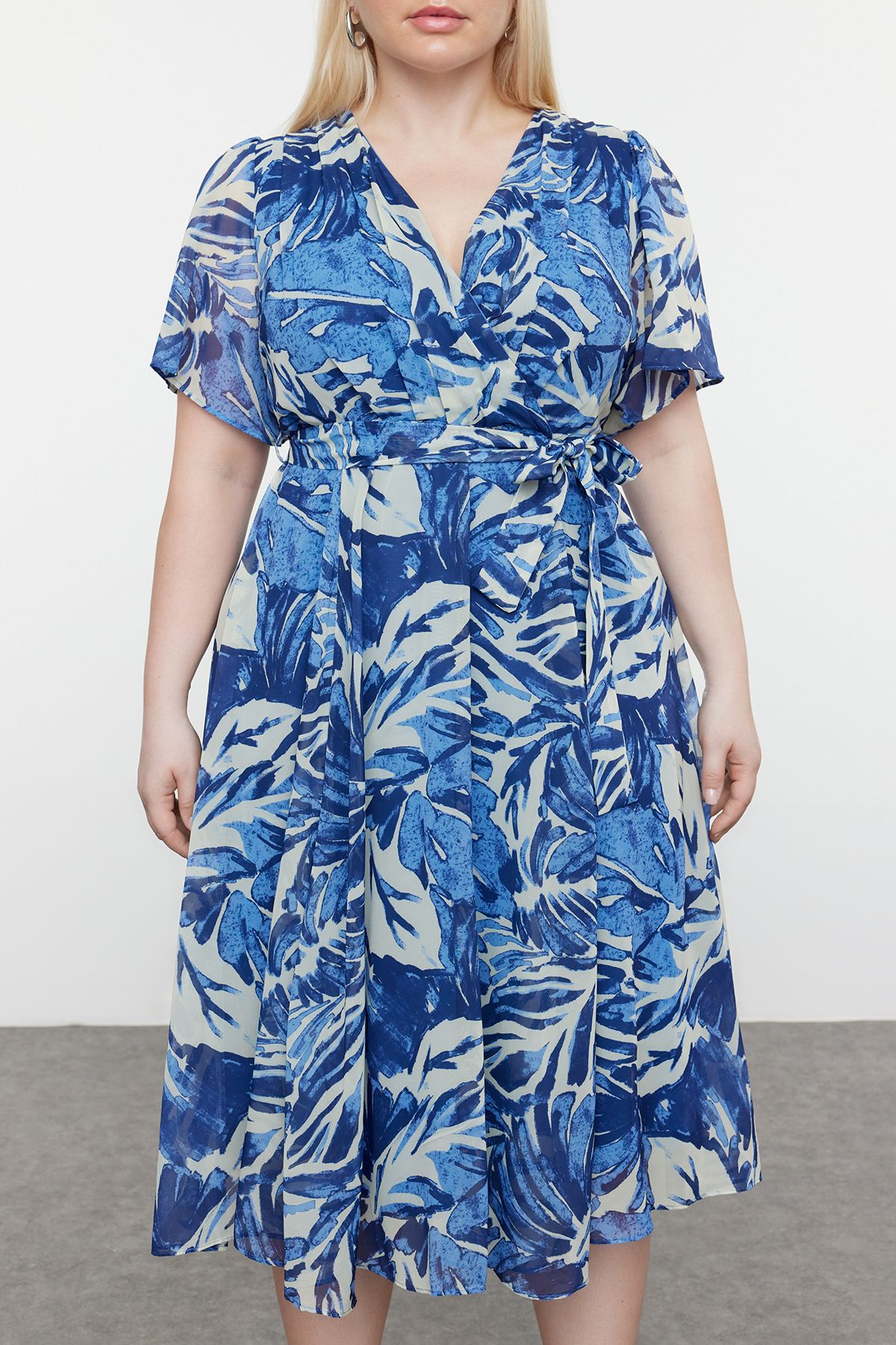 Trendyol Curve-Rochie din șifon cu model de frunze tropicale albastră țesută la două piept TBBSS24AH00154 3