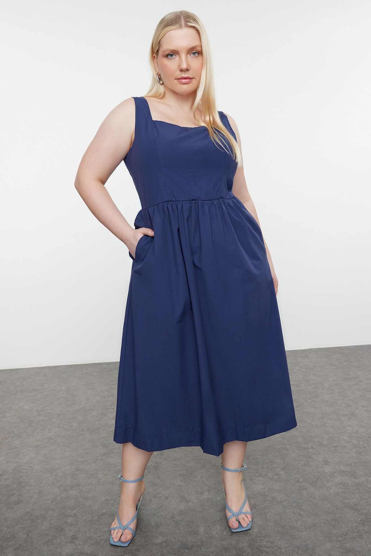 Trendyol Curve-Elastické šaty Indigo Midi – čtvercový límec a pas s gumou TBBSS24AH00208 1
