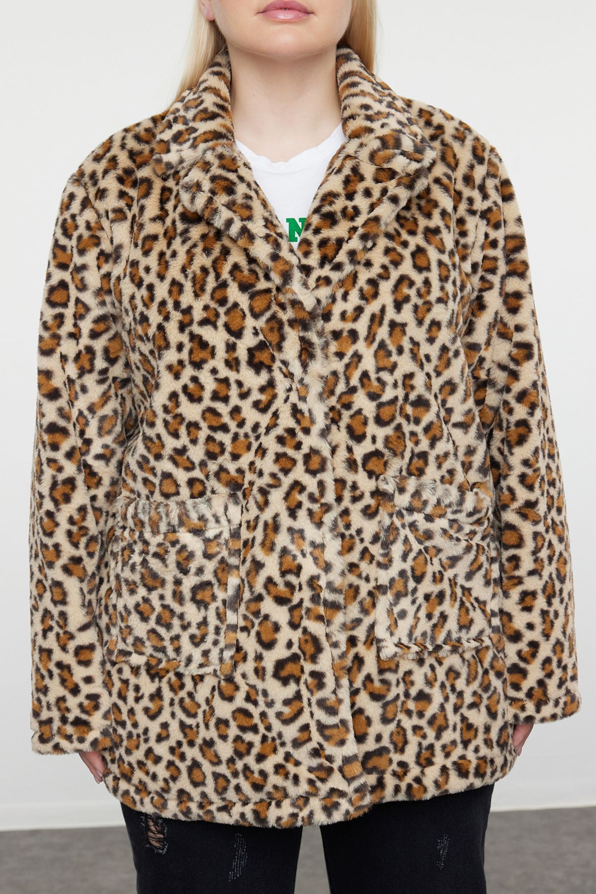 Trendyol Curve-Leopard Patterned Soft Buttoned Fur Coat - Brown, Regular Fit TBBAW25DD00003 3