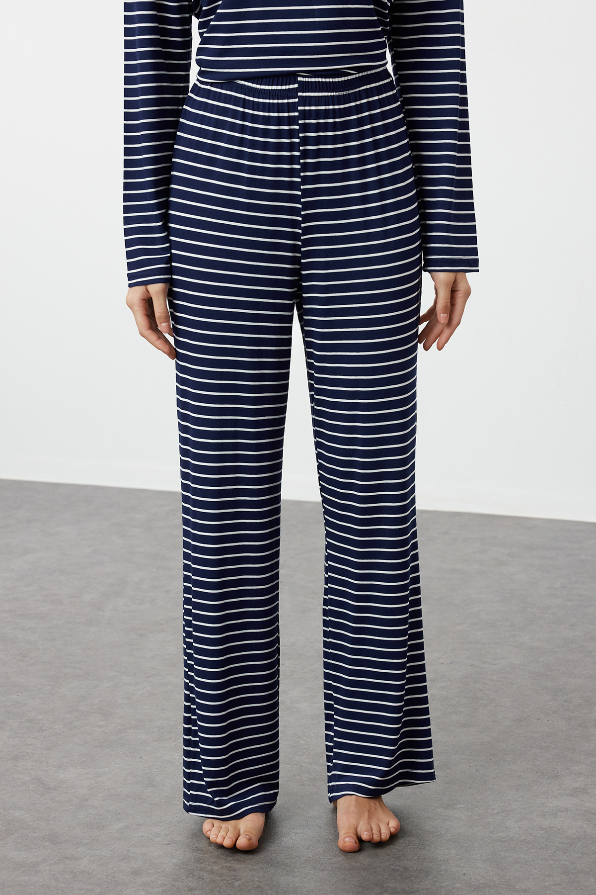 Trendyolmilla  Lacivert Çizgili Gökkuşağı Baskılı Viskon Örme Pijama Takımı THMAW25PT00014 - Görsel 5