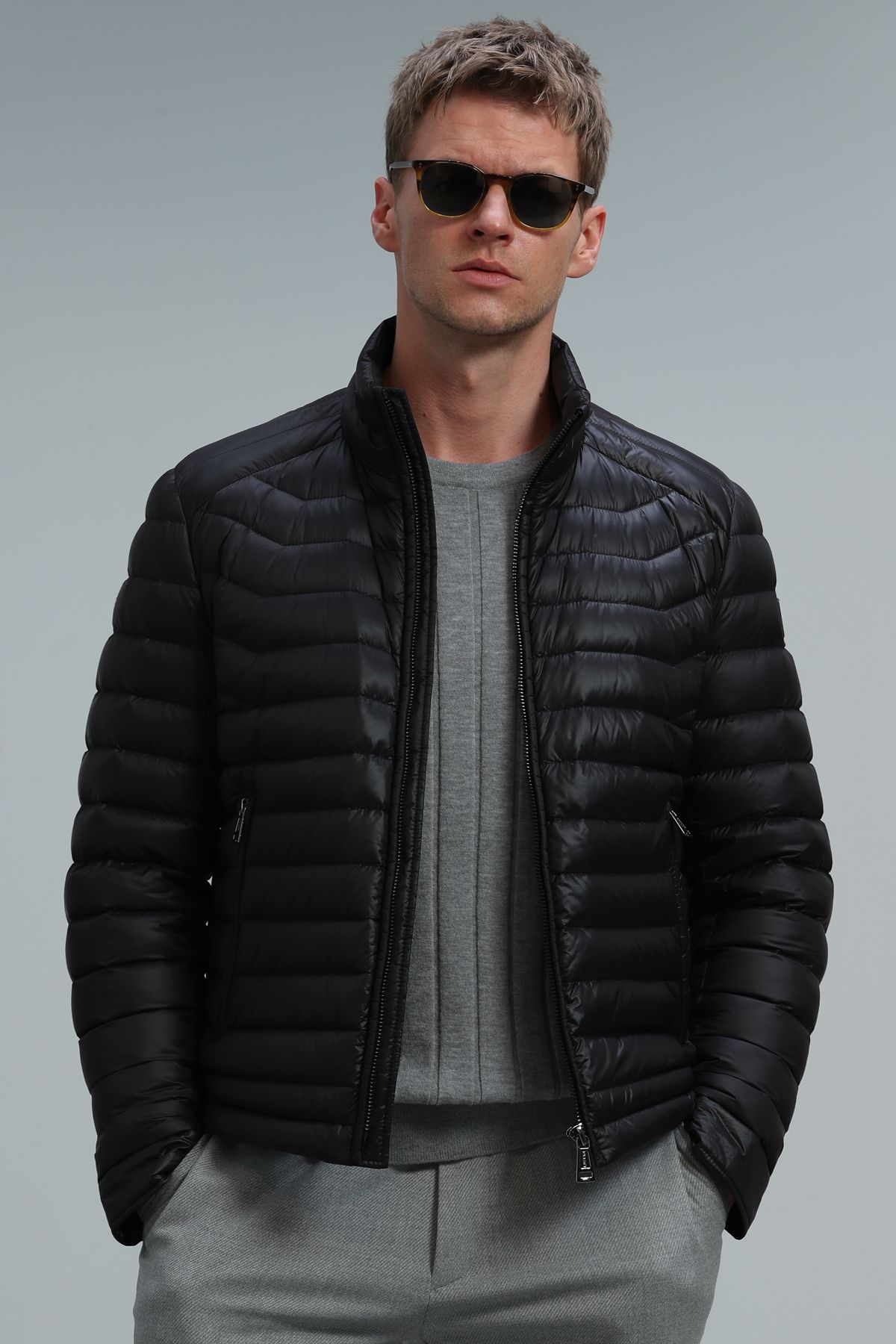 cest un manteau noir avec une plume dandy