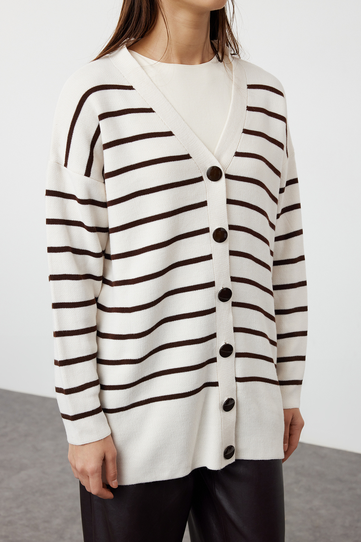 Trendyol Modest-Πέτρινη ριγέ καφέ πλεκτή ζακέτα - TCTAW24TH00012 4