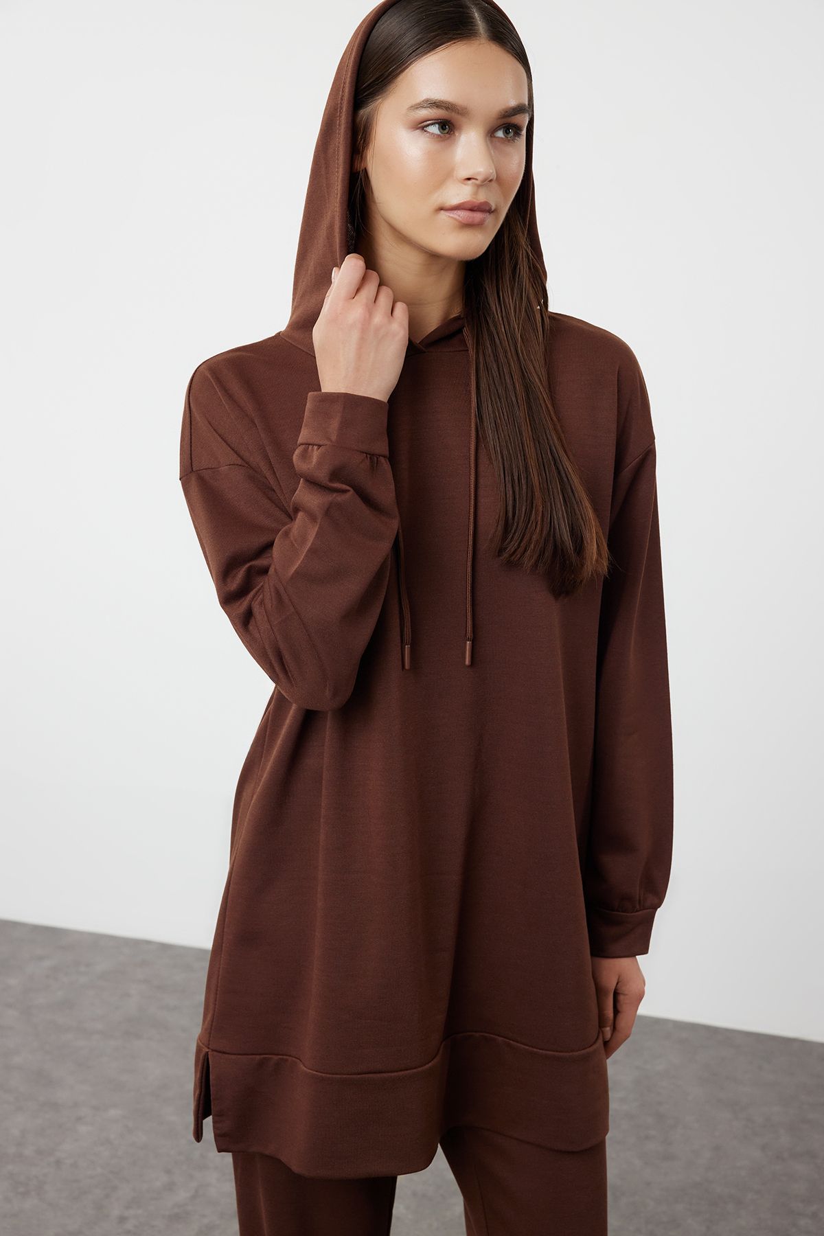 Trendyol Modest-Übergroßes, braunes Strick-Trainingsanzug-Set mit Kapuze TCTAW22EN0005 2