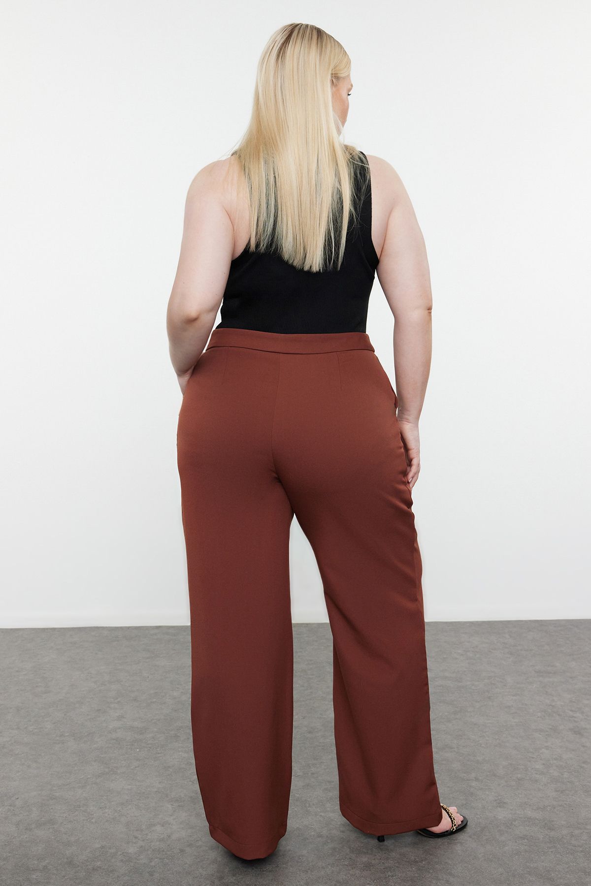 Trendyol Curve-Nagy méretű barna, széles szárú szőtt nadrág - TBBSS24AR00039 5