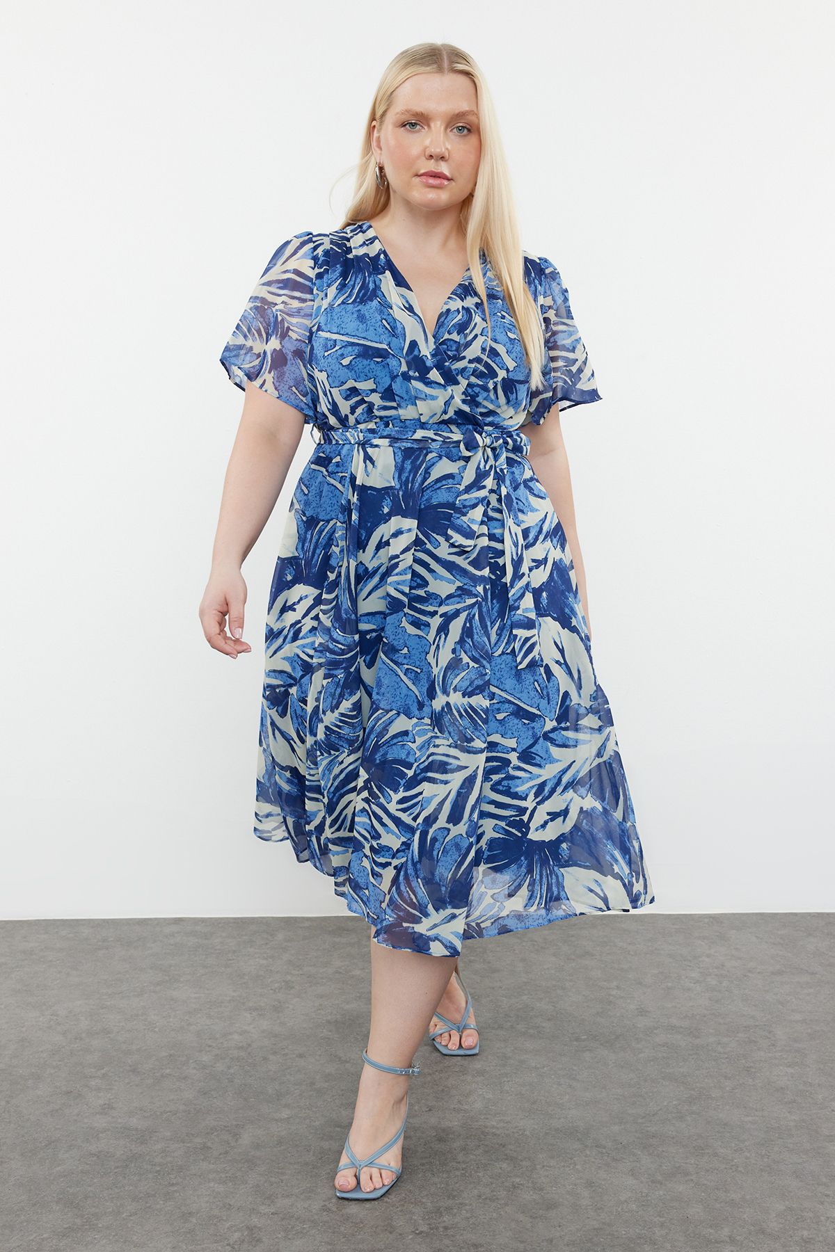 Trendyol Curve-Rochie din șifon cu model de frunze tropicale albastră țesută la două piept TBBSS24AH00154 2