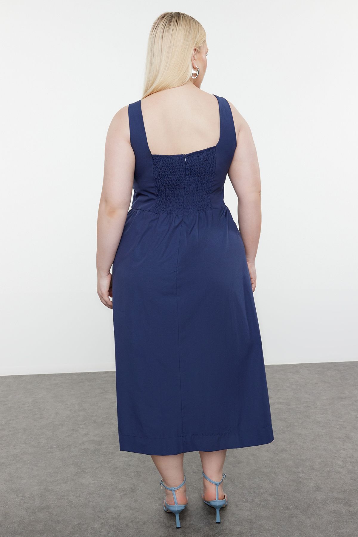 Trendyol Curve-Elastické šaty Indigo Midi – čtvercový límec a pas s gumou TBBSS24AH00208 5