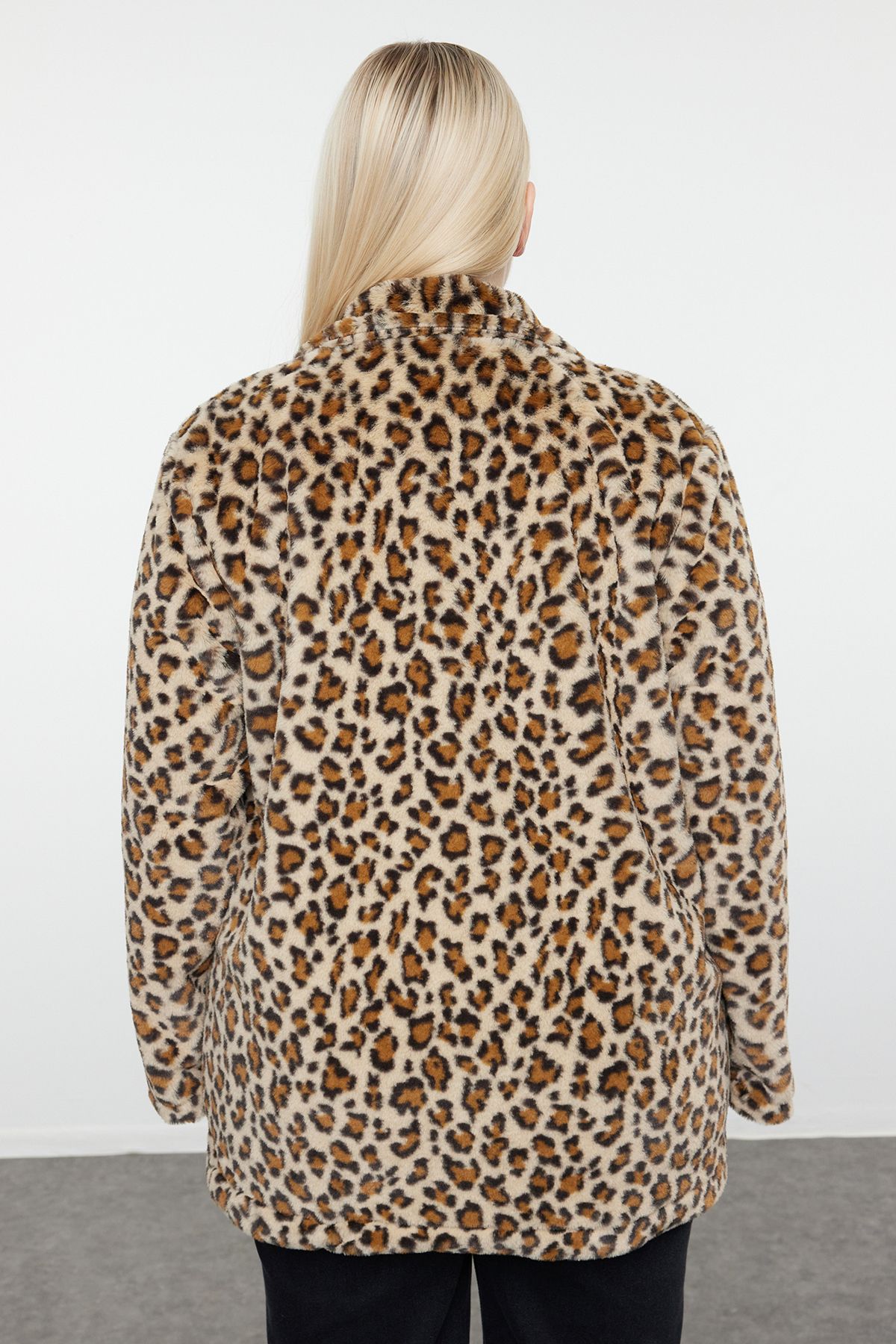 Trendyol Curve-Leopard Patterned Soft Buttoned Fur Coat - Brown, Regular Fit TBBAW25DD00003 5