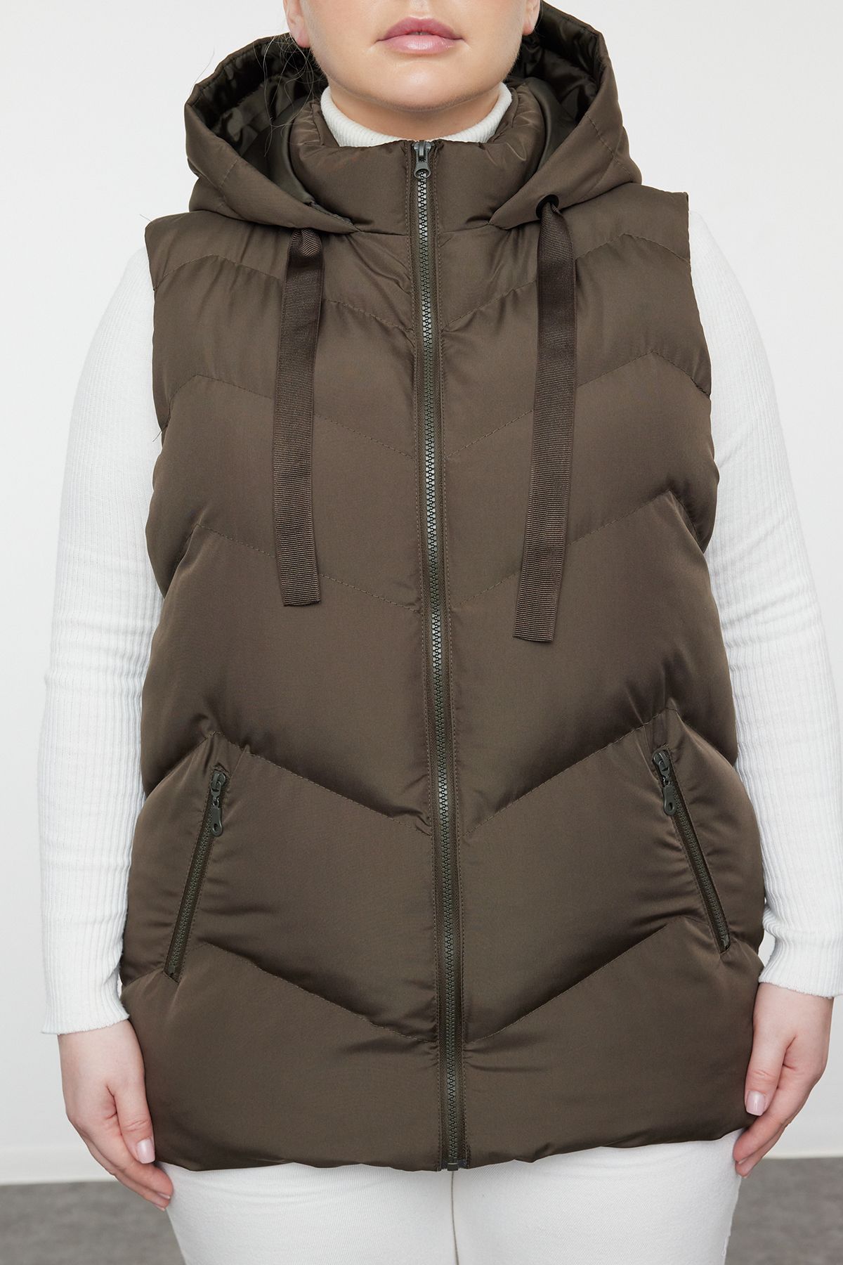 Trendyol Curve-Khakifarbene Steppweste mit Kapuze für die Saison - Regular Fit TBBAW24BH00002 3