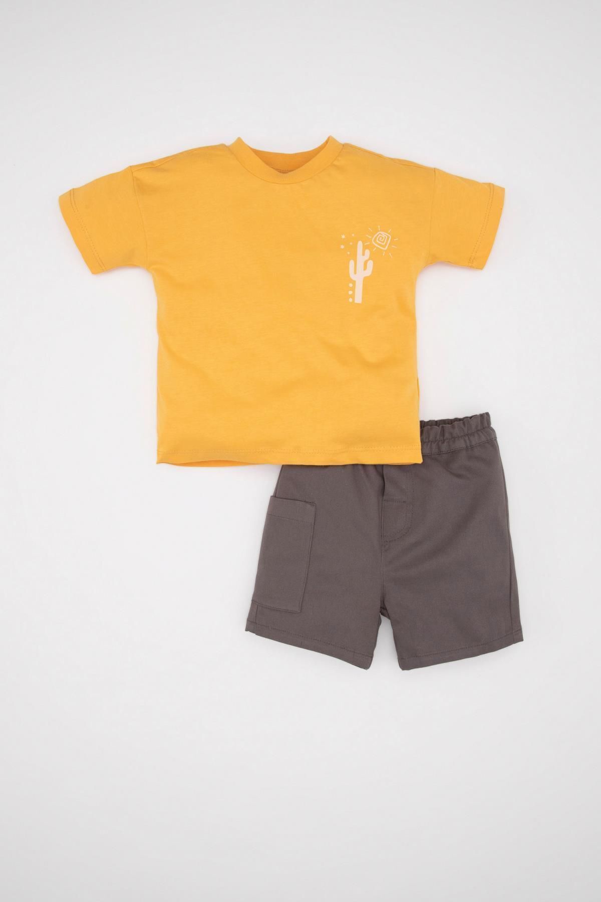 DeFacto Dwuczęściowy Zestaw T-shirt Z Krótkim Rękawem I Spodenkami Z Nadrukiem Dla Chłopca - C6222a524sm Mężczyzna - 18–24 months