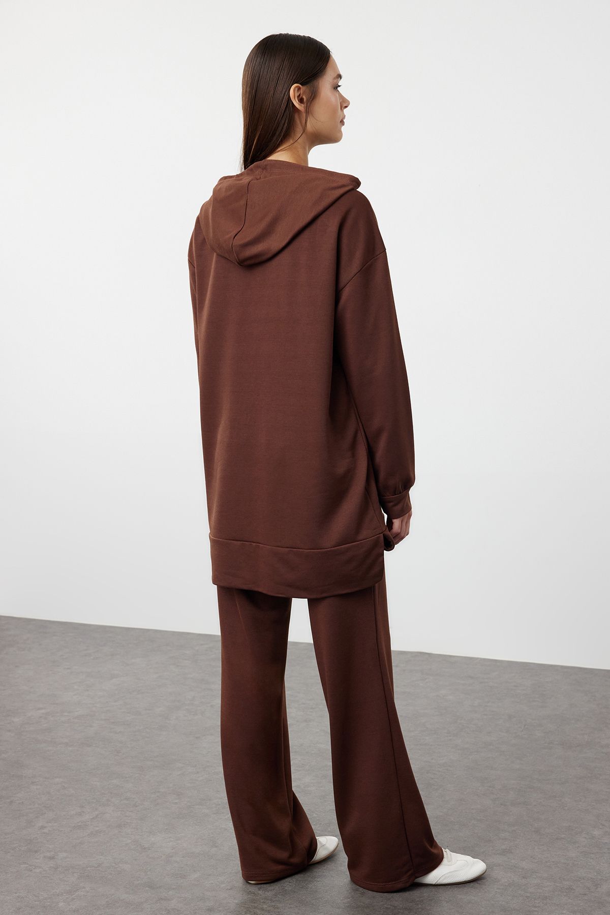 Trendyol Modest-Übergroßes, braunes Strick-Trainingsanzug-Set mit Kapuze TCTAW22EN0005 5