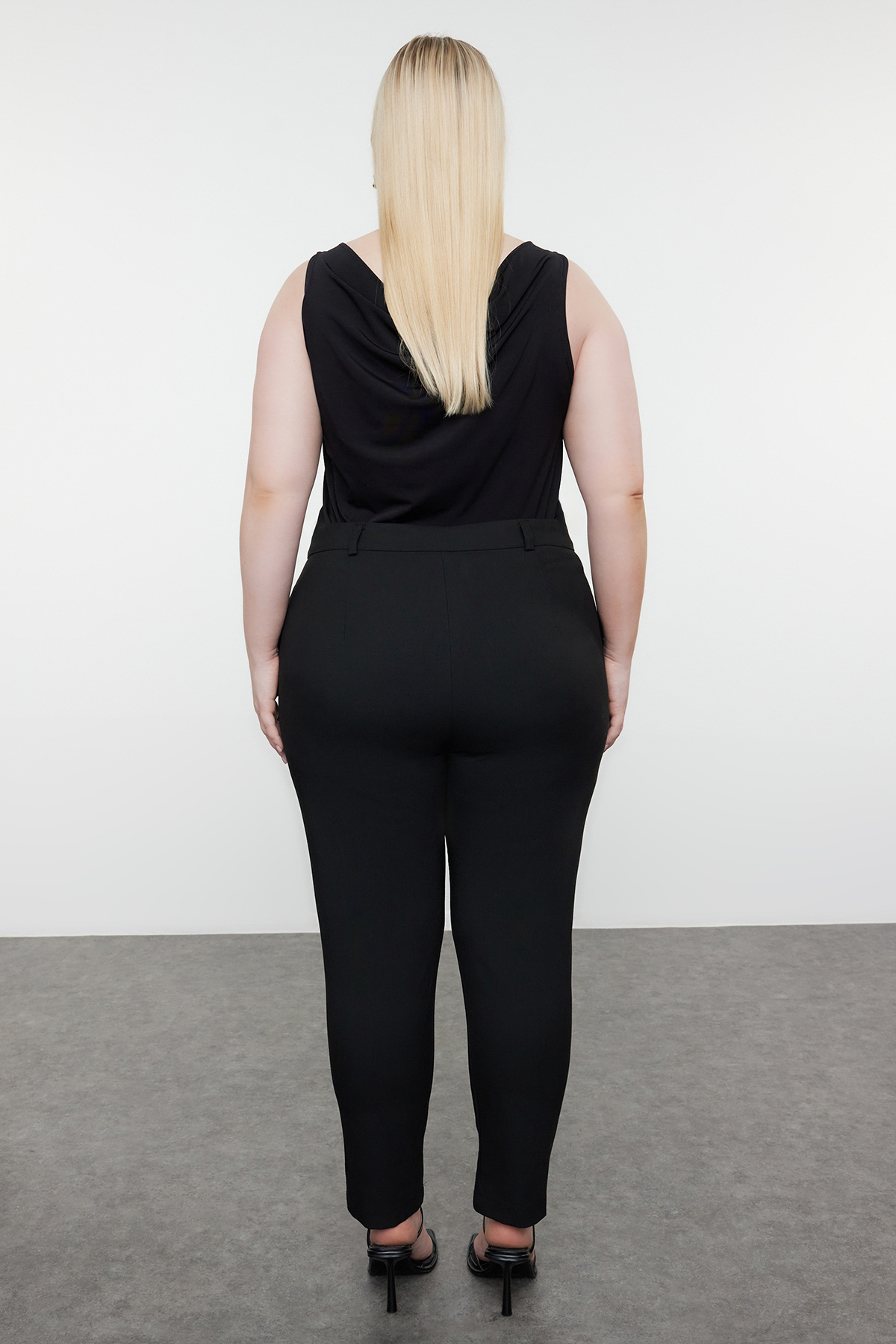 Trendyol Curve-Панталон с висока талия Black Carrot Polyviscon Plus Size - TBBSS24AR00034 5