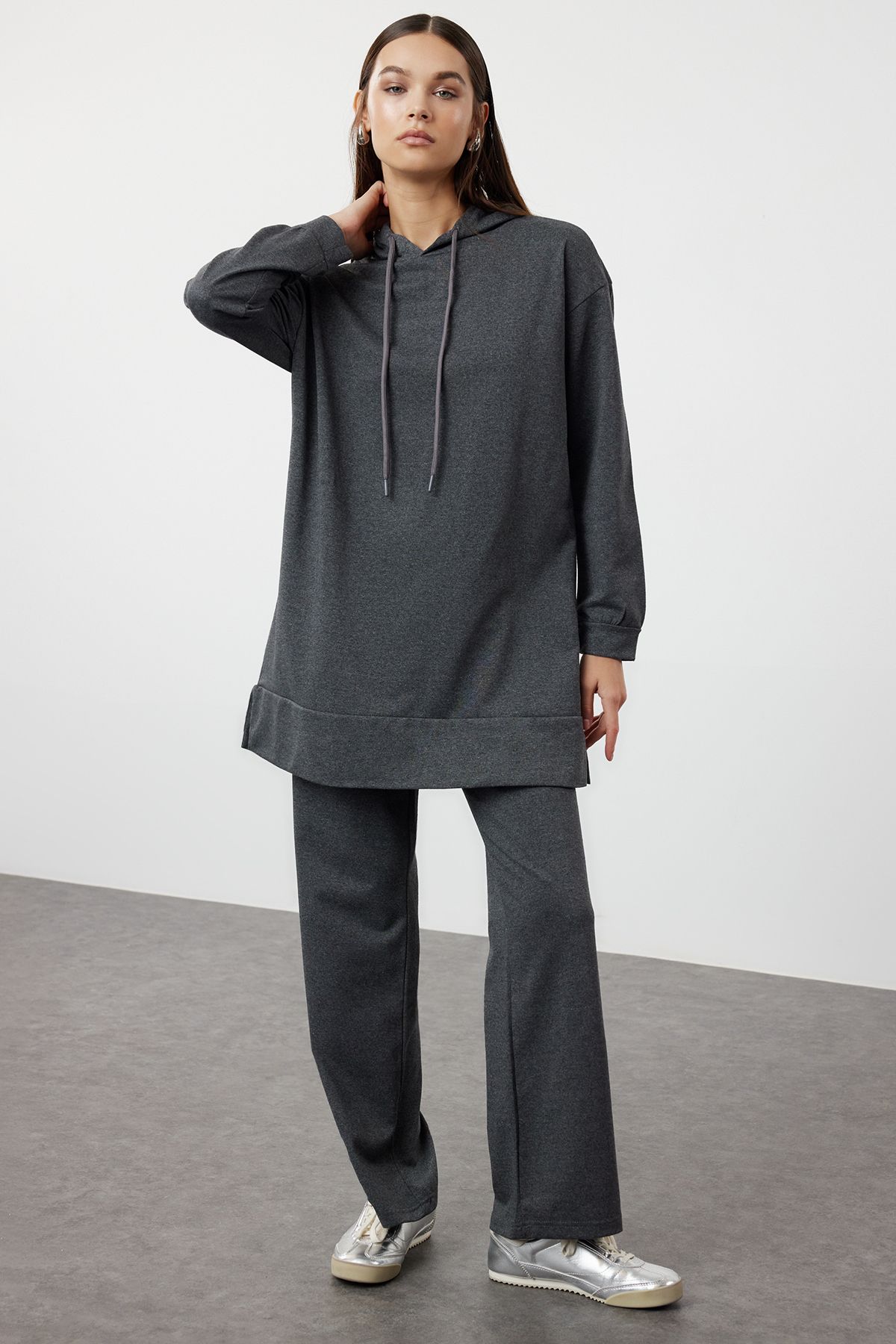 Trendyol Modest-Übergroßes Trainingsanzugset aus Strick mit Kapuze in Anthrazit - TCTAW22EN0005 2