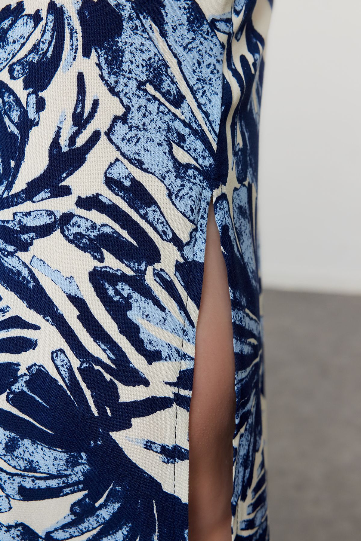 Trendyol Curve-Rochie țesătă cu model frunze albastre tropicale - cu fantă 4