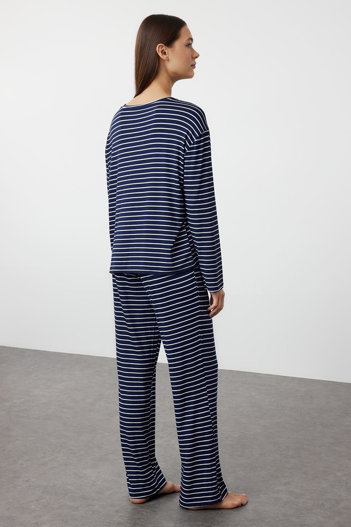 Trendyolmilla  Lacivert Çizgili Gökkuşağı Baskılı Viskon Örme Pijama Takımı THMAW25PT00014 - Görsel 4
