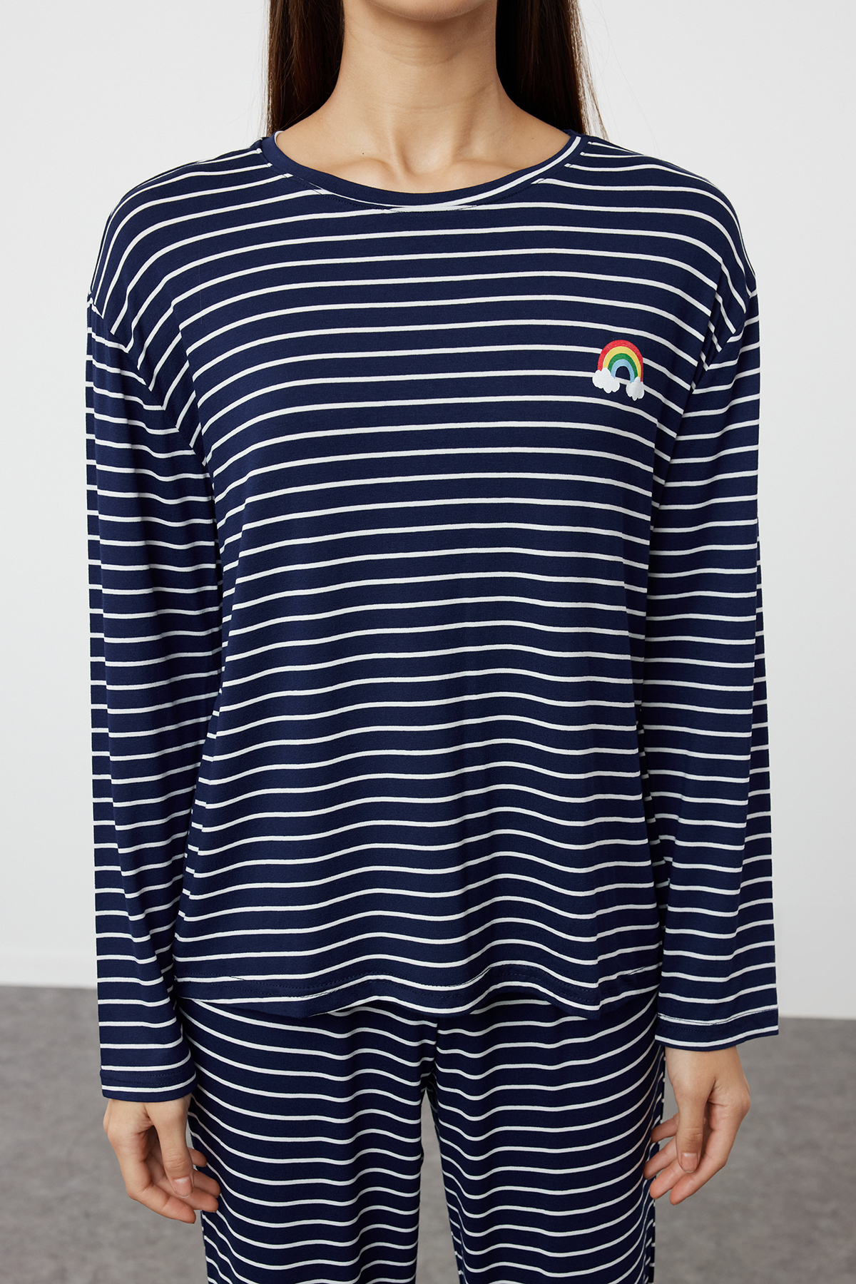 Trendyolmilla  Lacivert Çizgili Gökkuşağı Baskılı Viskon Örme Pijama Takımı THMAW25PT00014 - Görsel 3