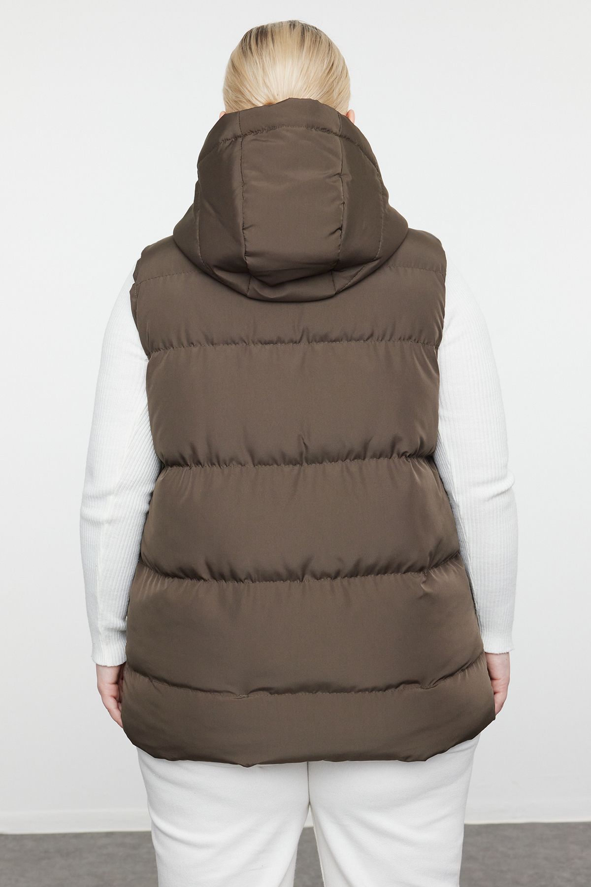 Trendyol Curve-Khakifarbene Steppweste mit Kapuze für die Saison - Regular Fit TBBAW24BH00002 5