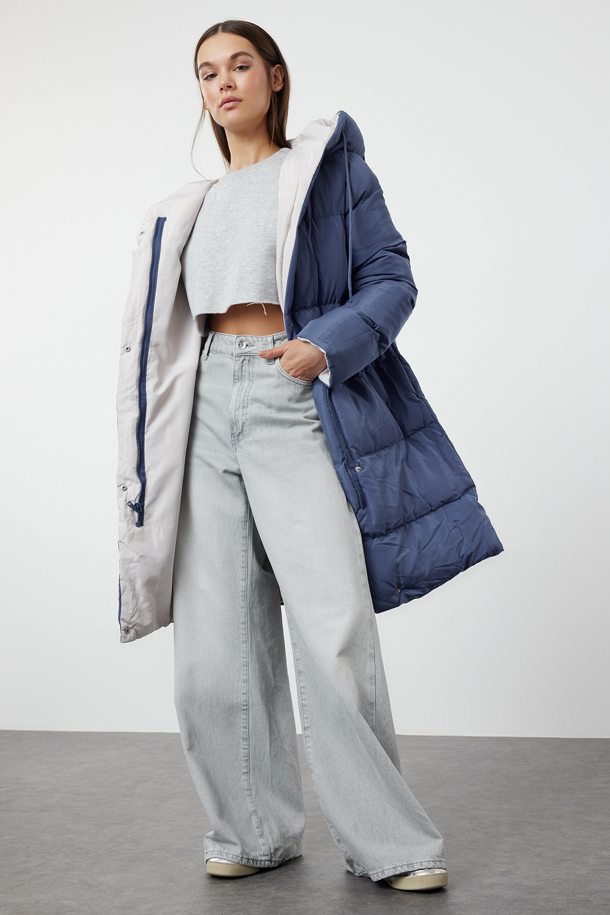 Trendyol Collection Grau-Blauer, langer, doppelseitiger Puffermantel, wasserabweisend mit Kapuze TWOAW23MO00052