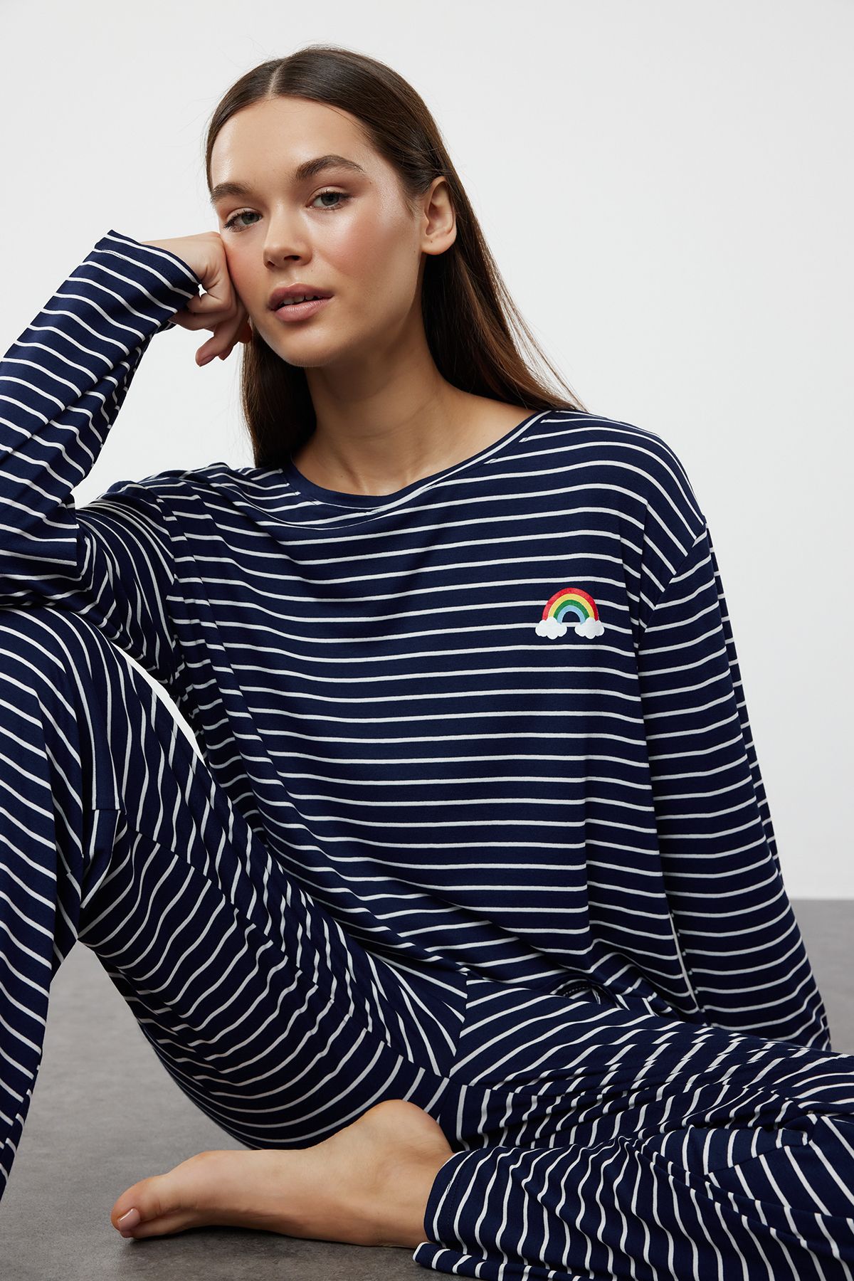 Trendyol Collection Pyjama-Set aus Viskose mit Regenbogen-Print und marineblauen Streifen - THMAW25PT00014