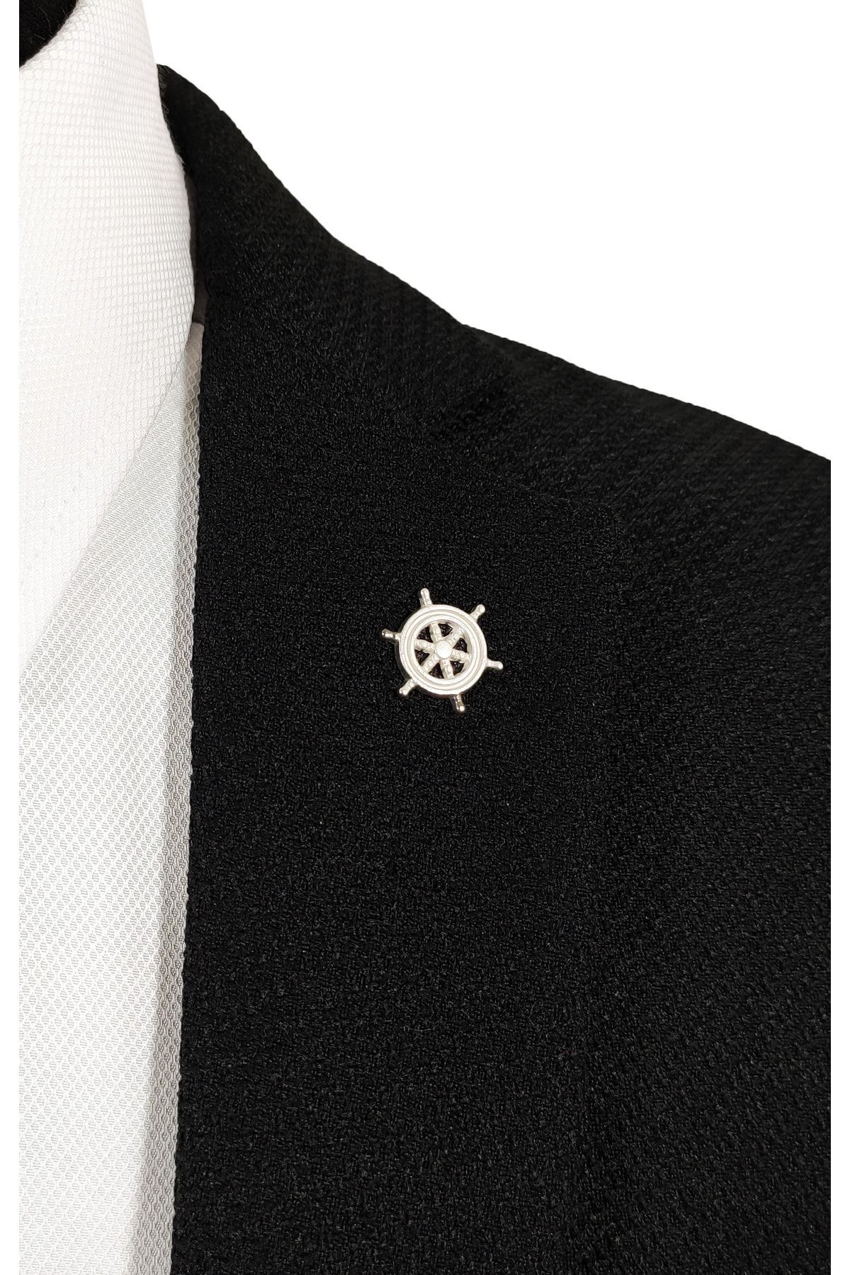  سنجاق یقه/سنجاق سینه فلزی نقره‌ای-خاکستری با طرح فرمان.