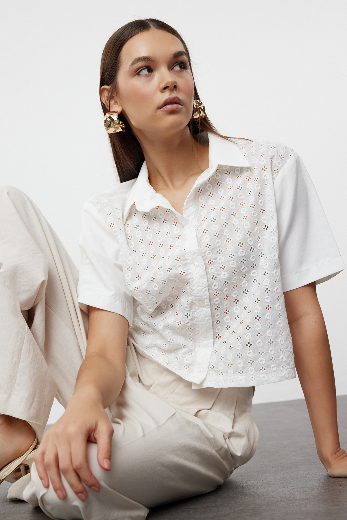 Trendyolmilla  Ekru Brodeli Crop Dokuma Gömlek TWOSS24GO00225