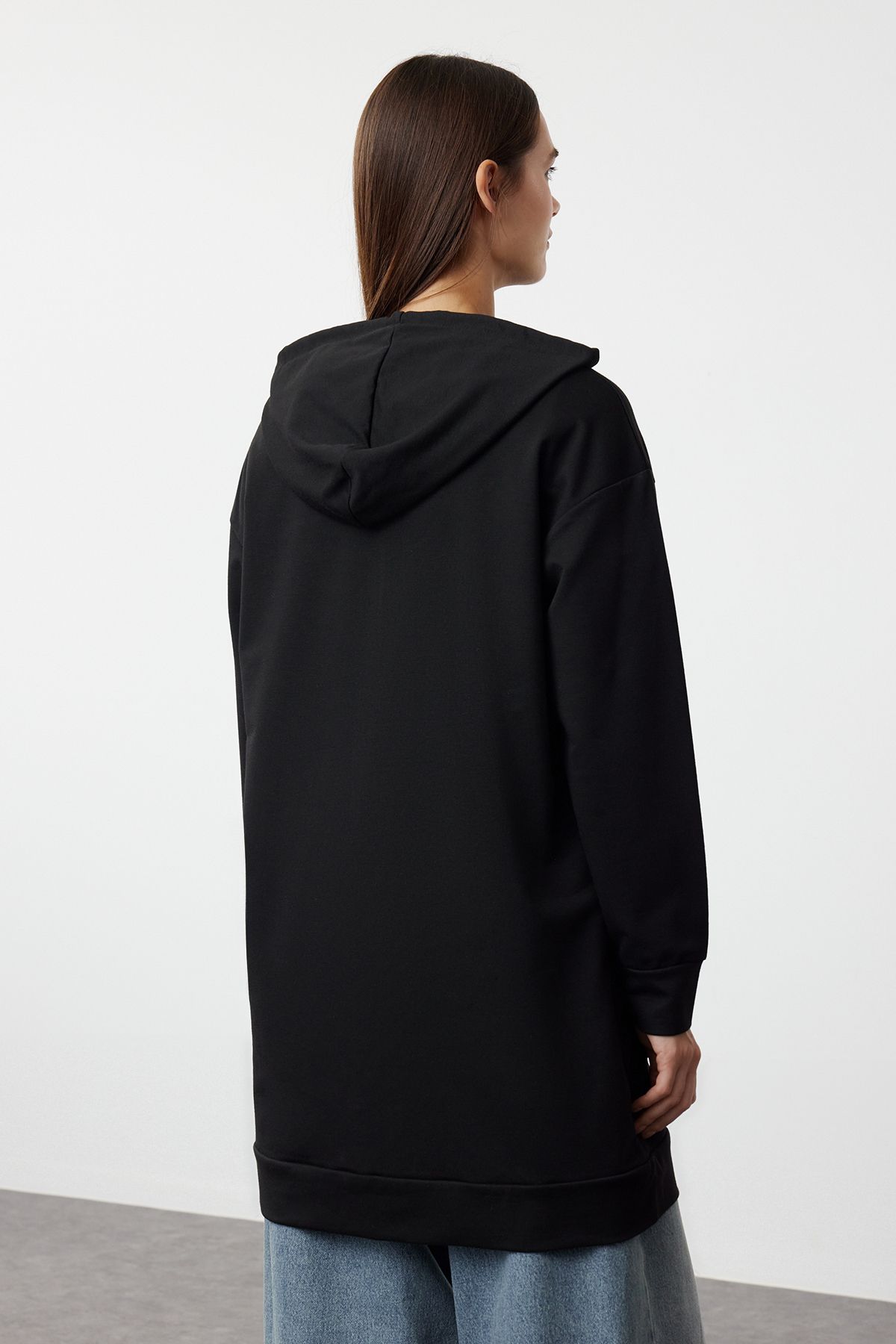 Trendyol Modest-Schwarzer Basic-Sweatshirt-Cardigan mit Kapuze und Reißverschluss, weiter Passform, Oversize-Sweatshirt TCTAW22TW0137 5