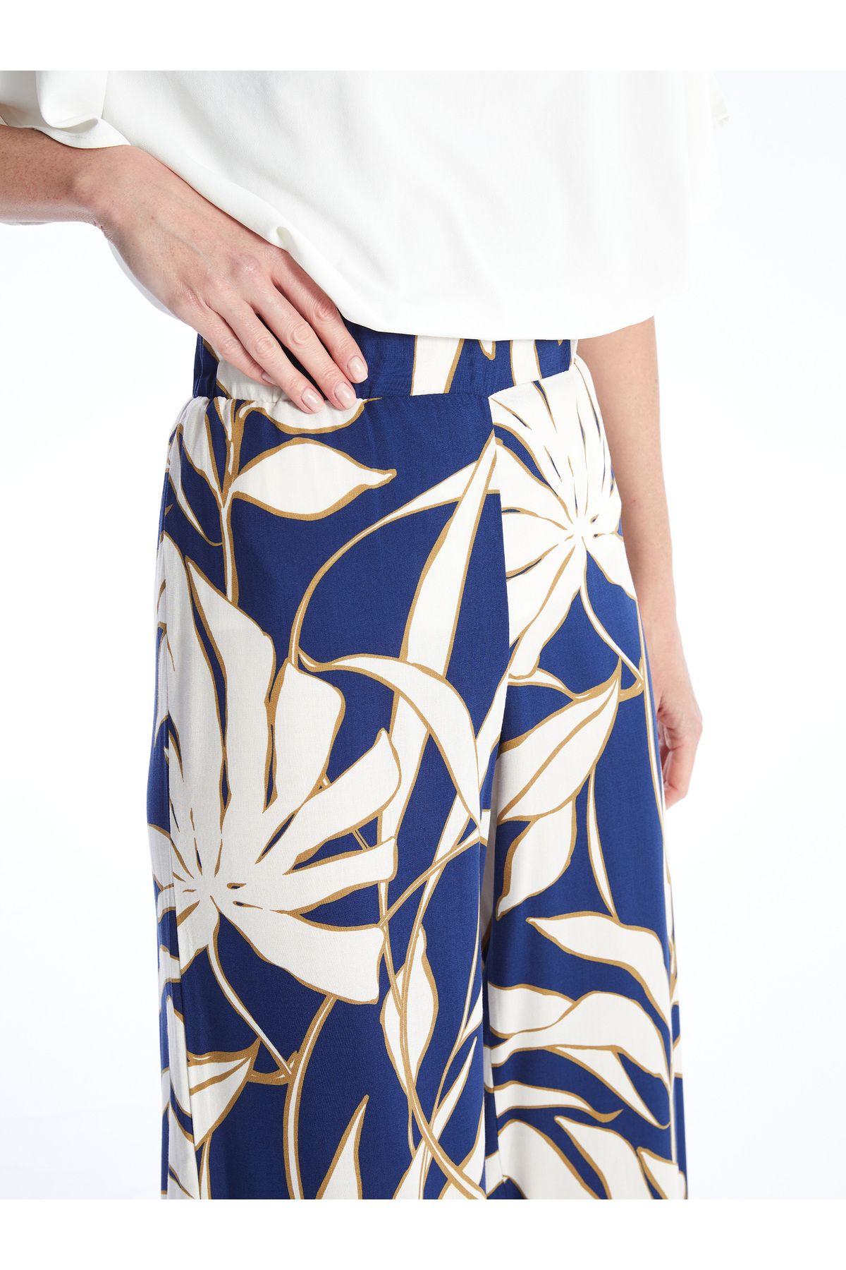 LC Waikiki-Patterned Comfortable Patterned Women's Trousers with Elastic Waist 3