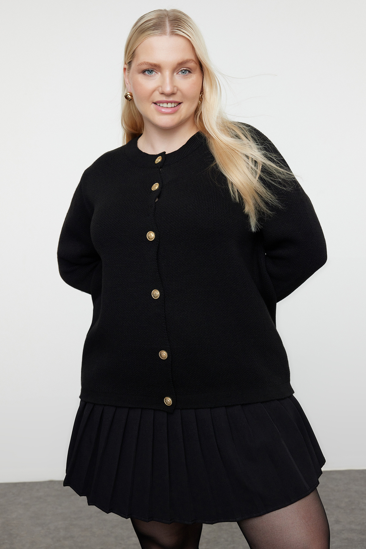 Trendyolmilla  Siyah Bisiklet Yaka Düğmeli Triko Hırka TBBAW25AV00013 - Görsel 2