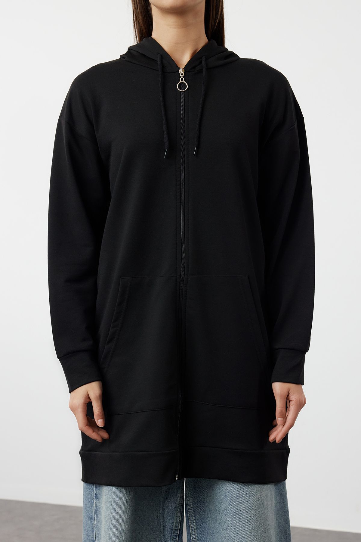 Trendyol Modest-Schwarzer Basic-Sweatshirt-Cardigan mit Kapuze und Reißverschluss, weiter Passform, Oversize-Sweatshirt TCTAW22TW0137 3
