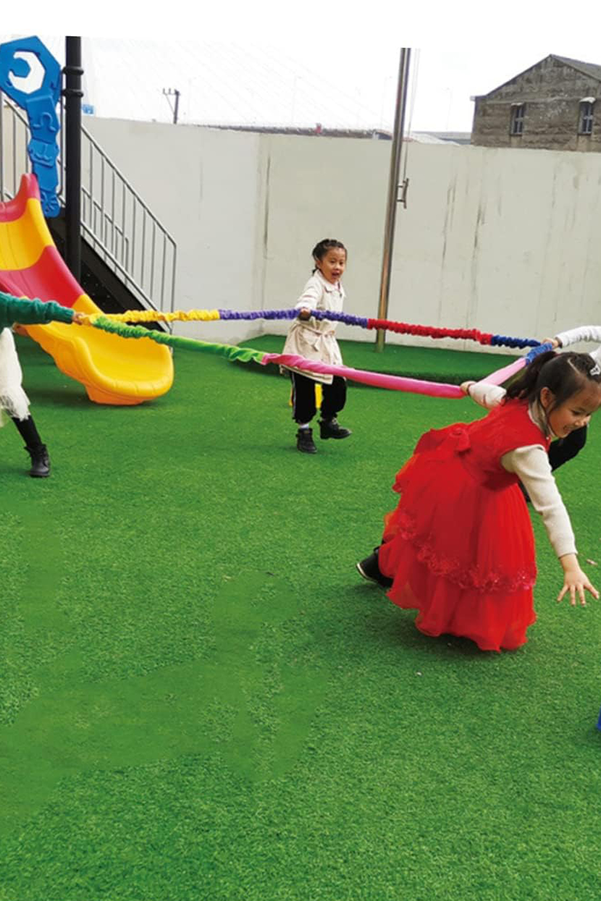 بازی، لاستیک، رنگین‌کمان، فعالیت، مدرسهٔ ابتدایی، مهدکودک، پیش‌دبستانی، ژیمناستیک، مهارت‌های حرکتی، گروهی، باغ، بازی