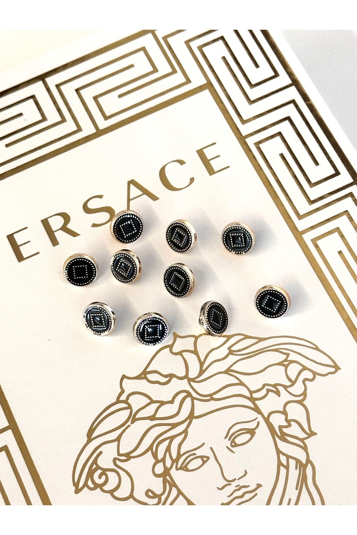 ODDA TASARIM ATÖLYESİ Gold kare detaylı siyah mineli bluz düğmesi