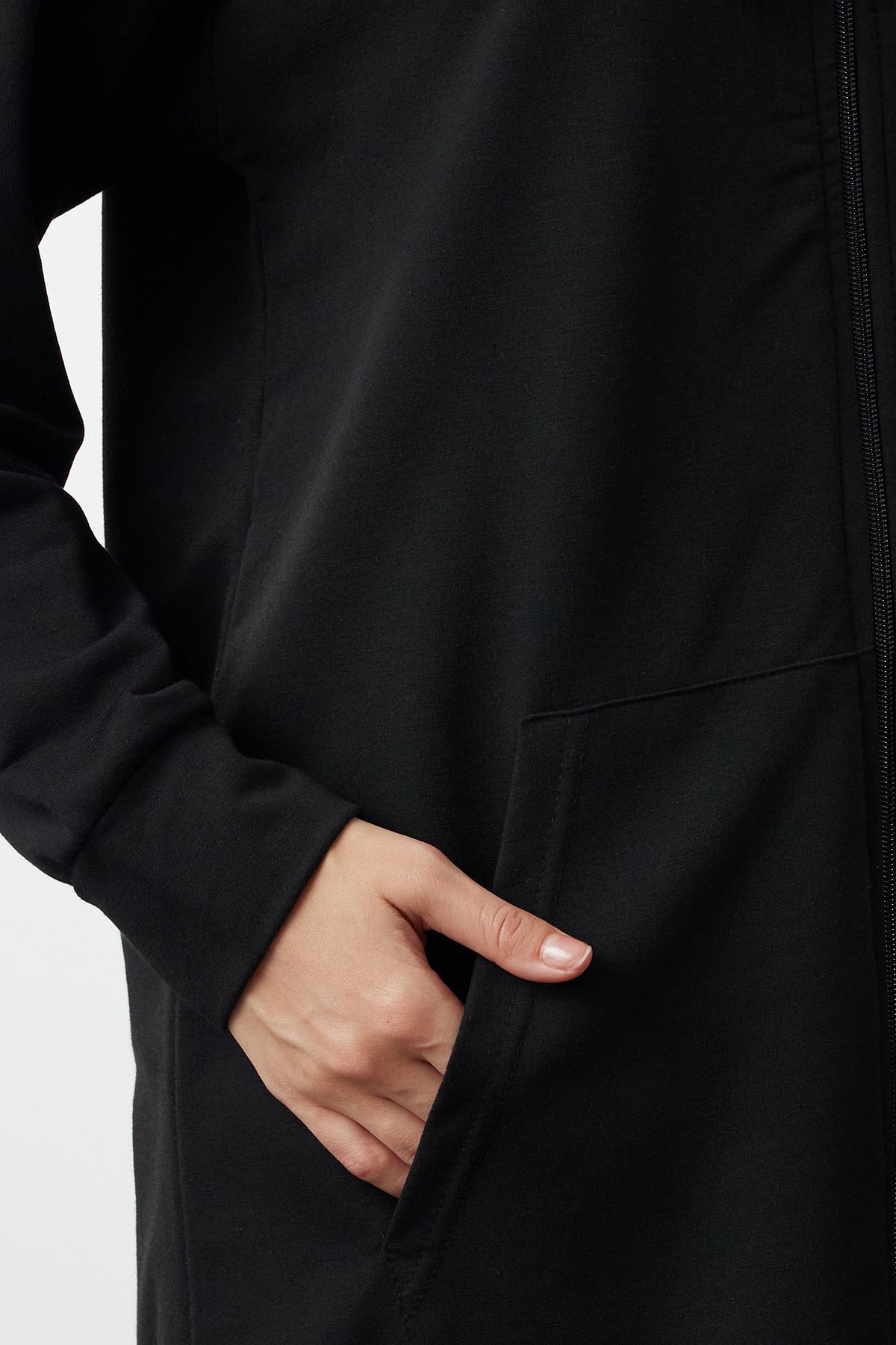 Trendyol Modest-Schwarzer Basic-Sweatshirt-Cardigan mit Kapuze und Reißverschluss, weiter Passform, Oversize-Sweatshirt TCTAW22TW0137 4