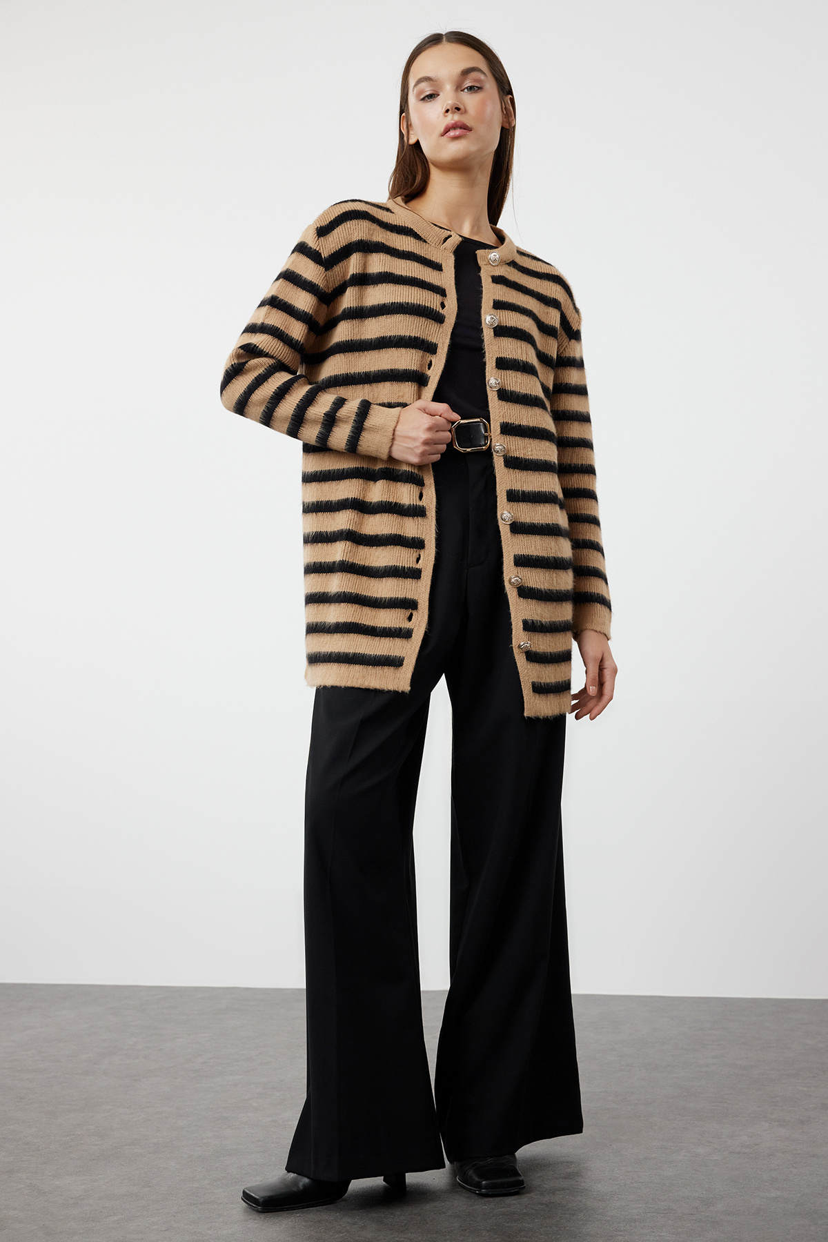 Trendyolmilla Modest Kahverengi Çizgili Gold Düğme Detaylı Yumuşak Dokulu Triko Hırka TCTAW24TH00046