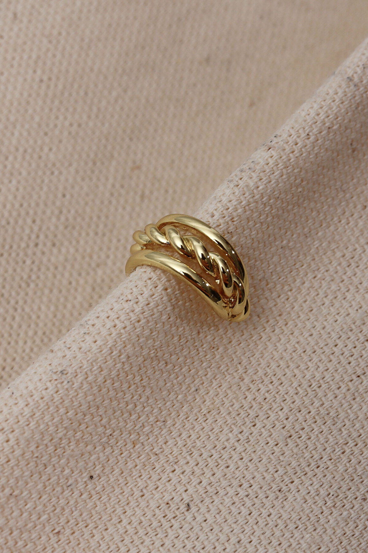 Zincir Detaylı Gold Renk 3 Şerit Kıkırdak Küpe
