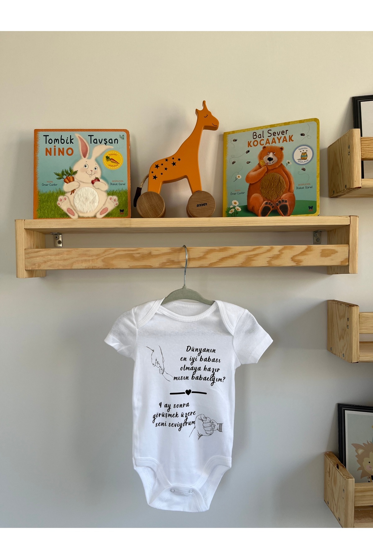 بادی نوزادی سفید دکمهدار، ۱۰۰٪ پنبه ارگانیک، ۹ ماه دیگه میبینمت.  بادی نوزادی سفید دکمهدار، ۱۰۰٪ پنبه ارگانیک، ۹ ماه دیگه میبینمت.