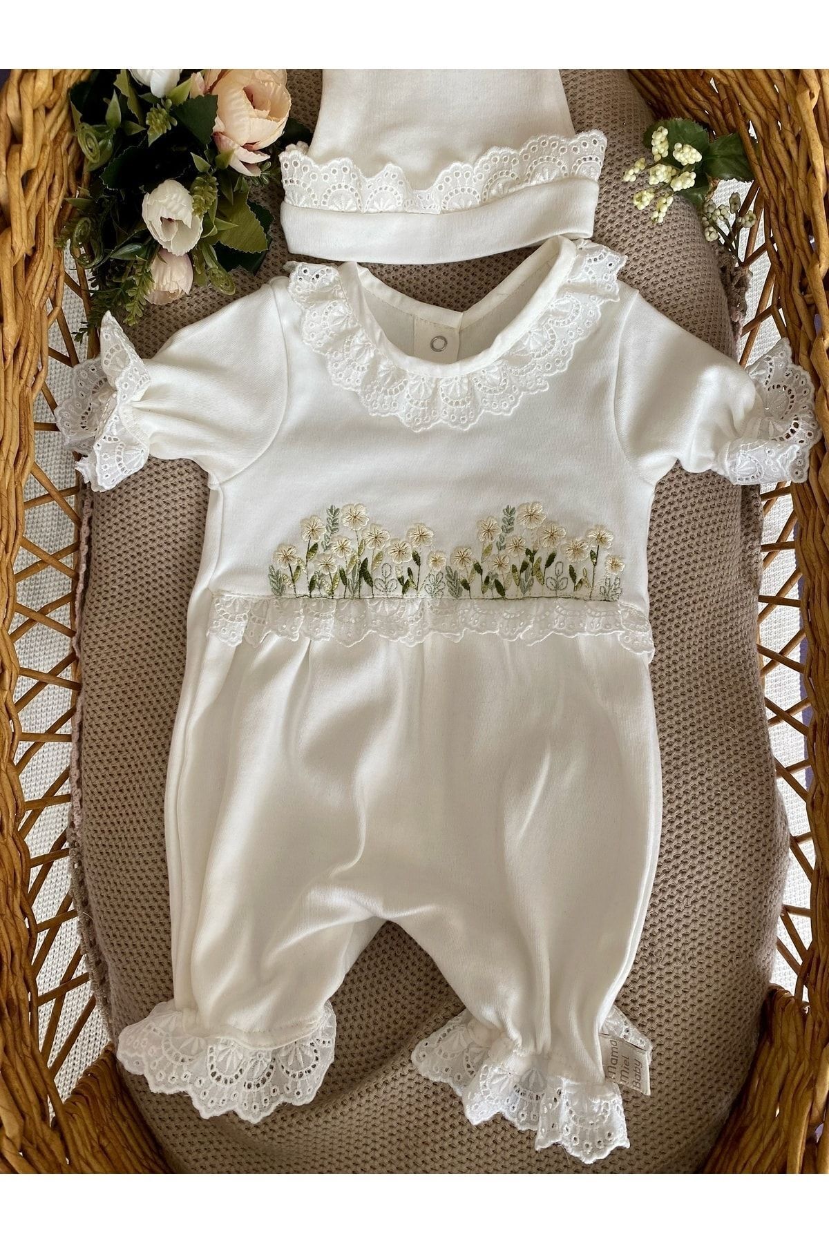 Mama Miel Baby Yazlık Papatya Nakış Ve Fisto Detaylı Kısa Kollu Patiksiz Yenidoğan Tulum Ve Şapkası fotoğrafı 3 (önizleme)