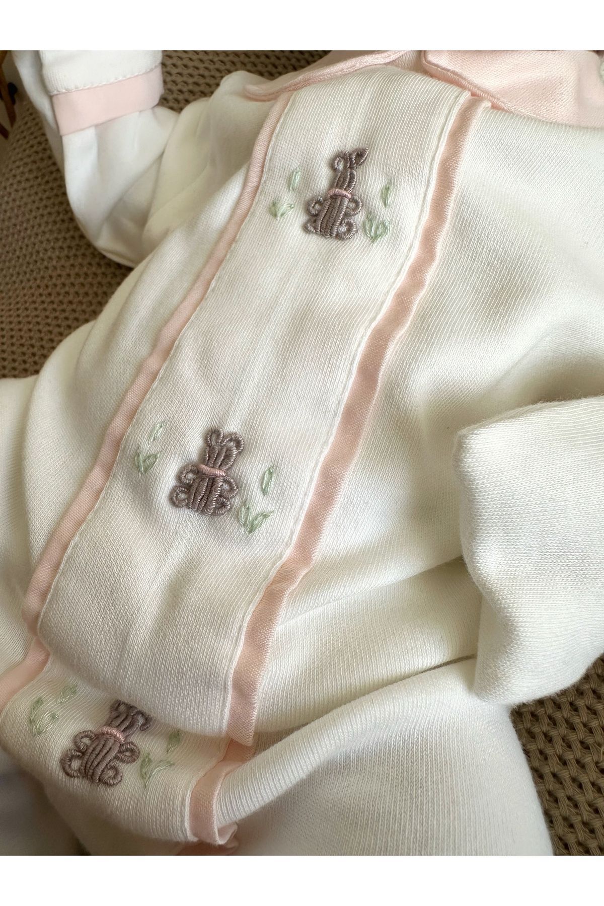 Mama Miel Baby Pembe Kumaş Detaylı El İşlemesi Ayıcıklı Yenidoğan Tulum ve Fırfırlı Bere Şapkası fotoğrafı 3 (önizleme)