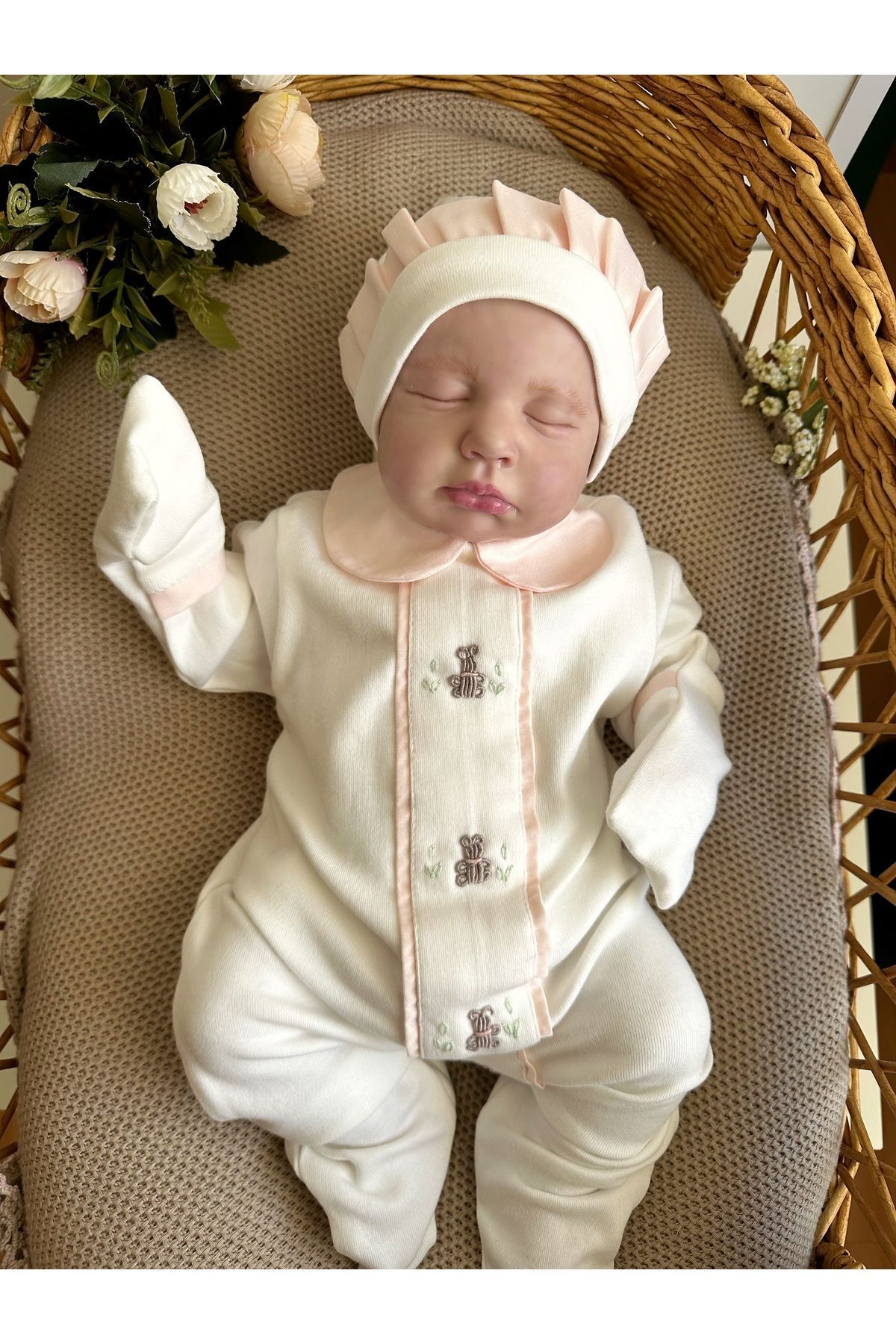 Mama Miel Baby Pembe Kumaş Detaylı El İşlemesi Ayıcıklı Yenidoğan Tulum ve Fırfırlı Bere Şapkası fotoğrafı 2 (önizleme)