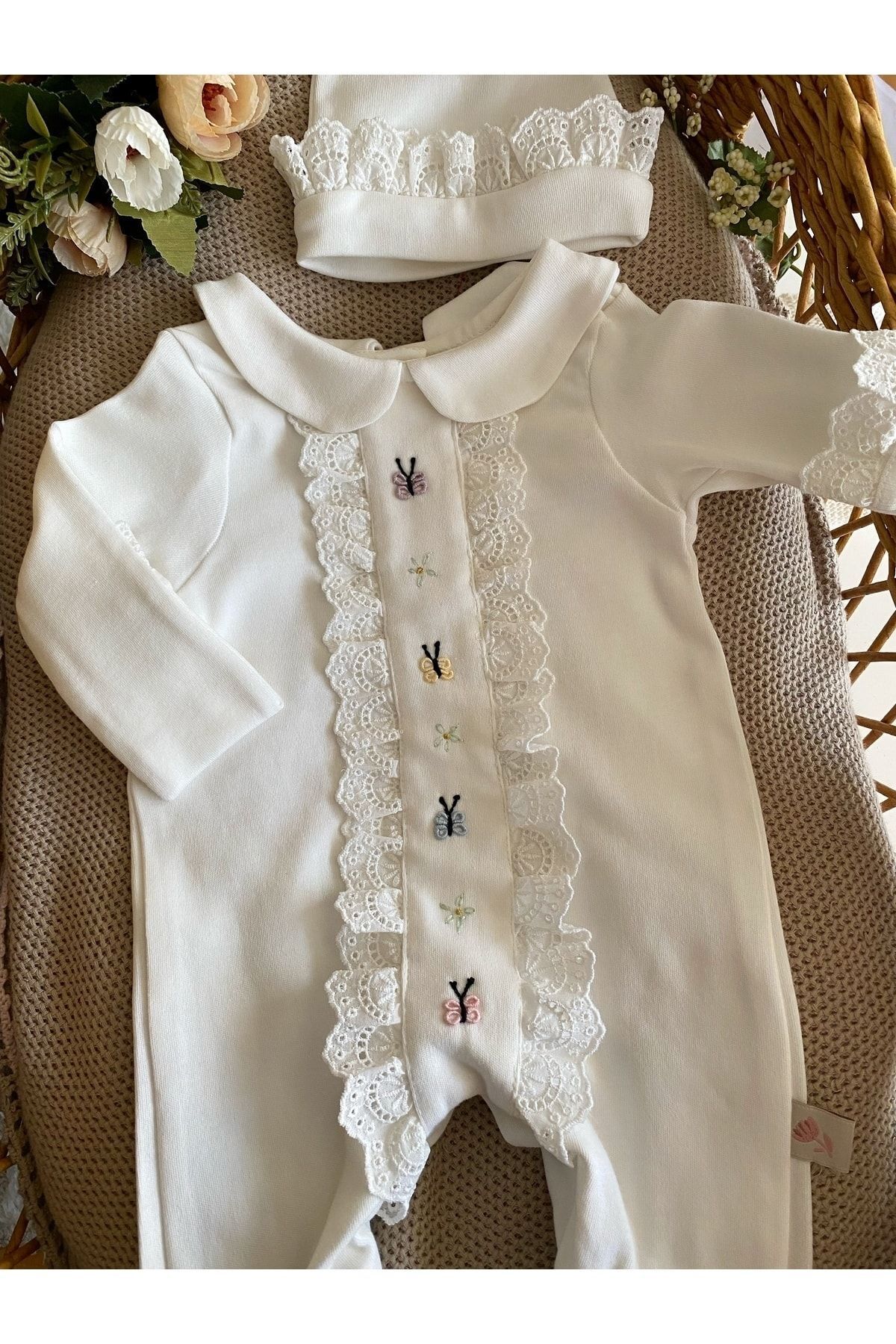 Mama Miel Baby Kız Bebek El İşlemesi Kelebekli Fisto Detaylı Yenidoğan Tulum ve Fistolu Bere Şapkası fotoğrafı 3 (önizleme)