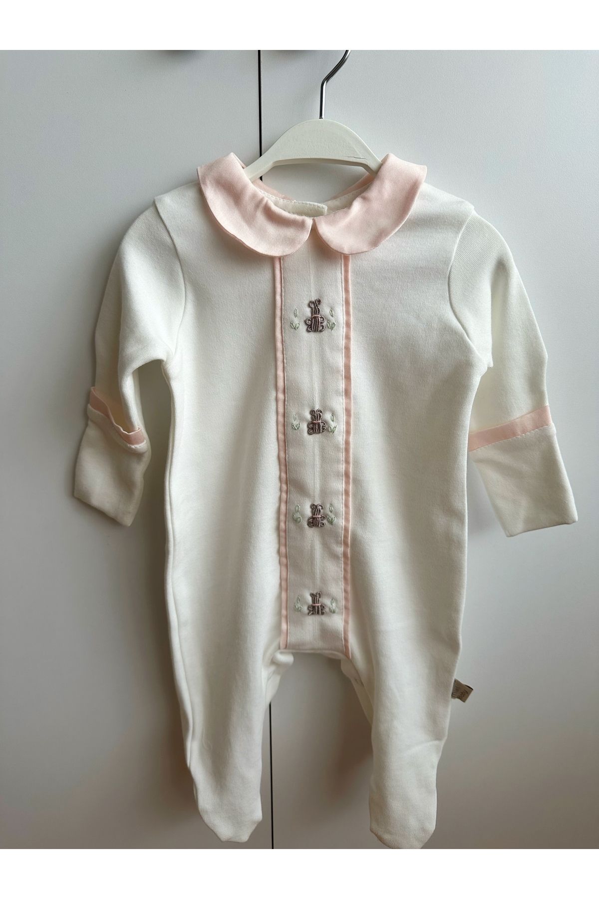 Mama Miel Baby Pembe Kumaş Detaylı El İşlemesi Ayıcıklı Yenidoğan Tulum ve Fırfırlı Bere Şapkası fotoğrafı 5 (önizleme)