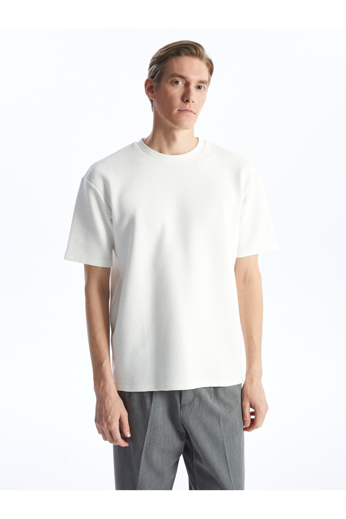 LC Waikiki-Kurzärmliges Herren-T-Shirt mit Rundhalsausschnitt 2