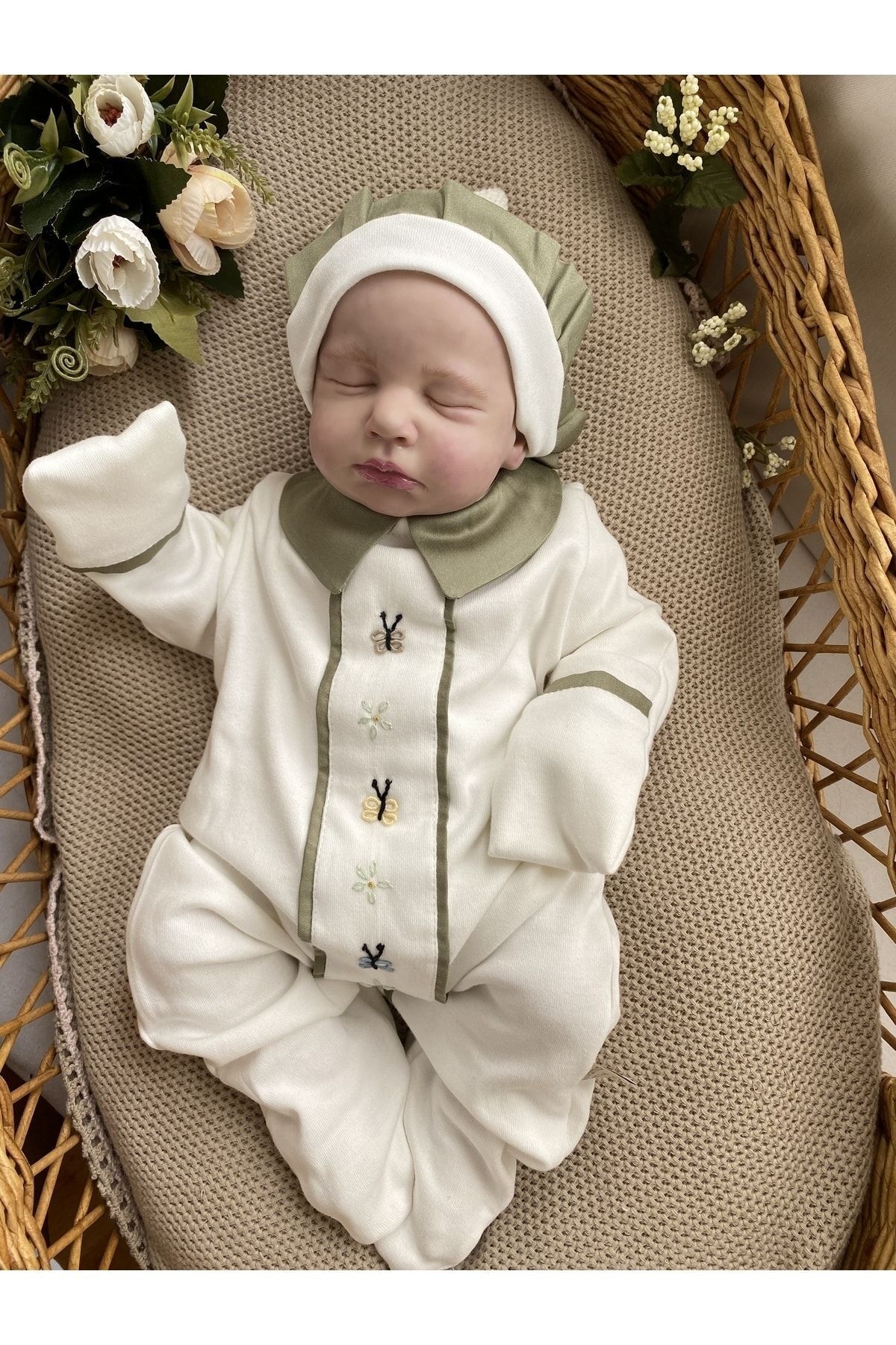 Mama Miel Baby Haki El İşlemesi Kelebekli Yenidoğan Tulum ve Fırfırlı Bere Şapkası fotoğrafı 2 (önizleme)