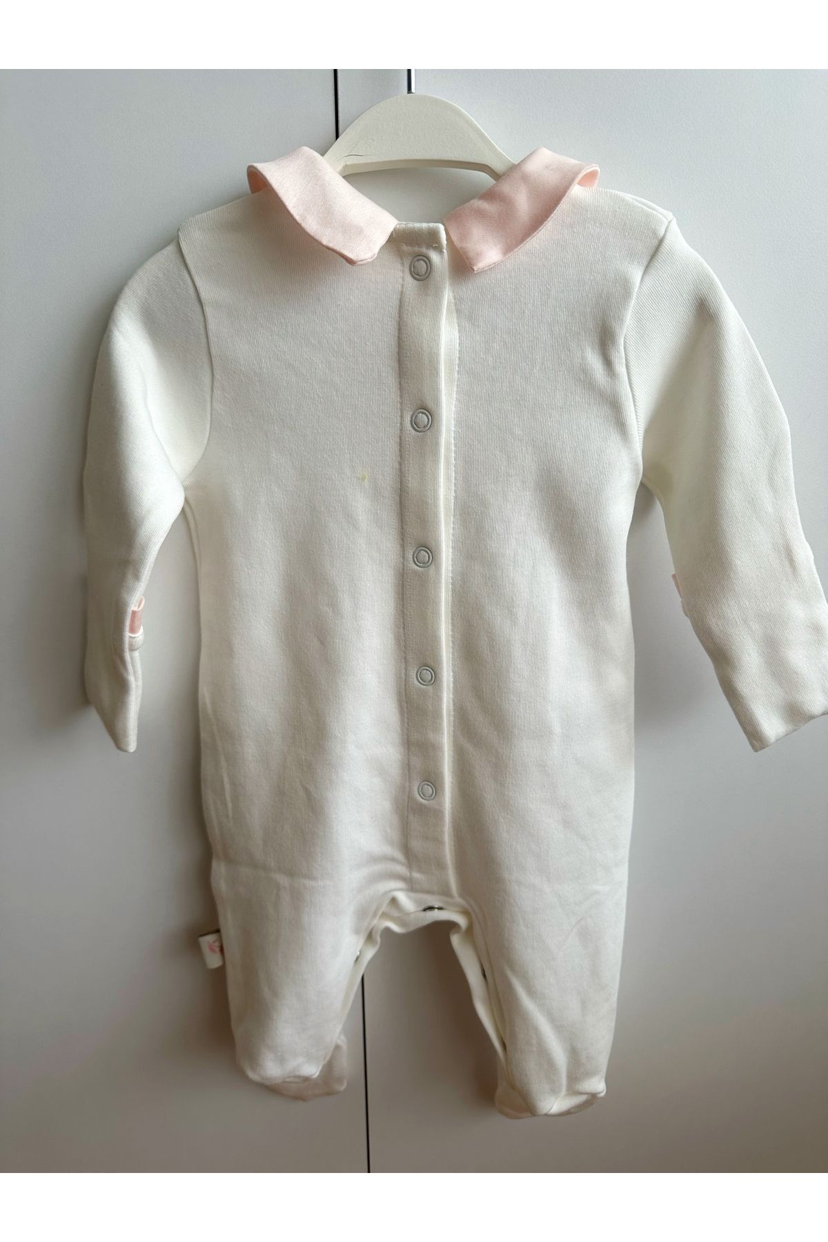 Mama Miel Baby Pembe Kumaş Detaylı El İşlemesi Ayıcıklı Yenidoğan Tulum ve Fırfırlı Bere Şapkası fotoğrafı 6 (önizleme)