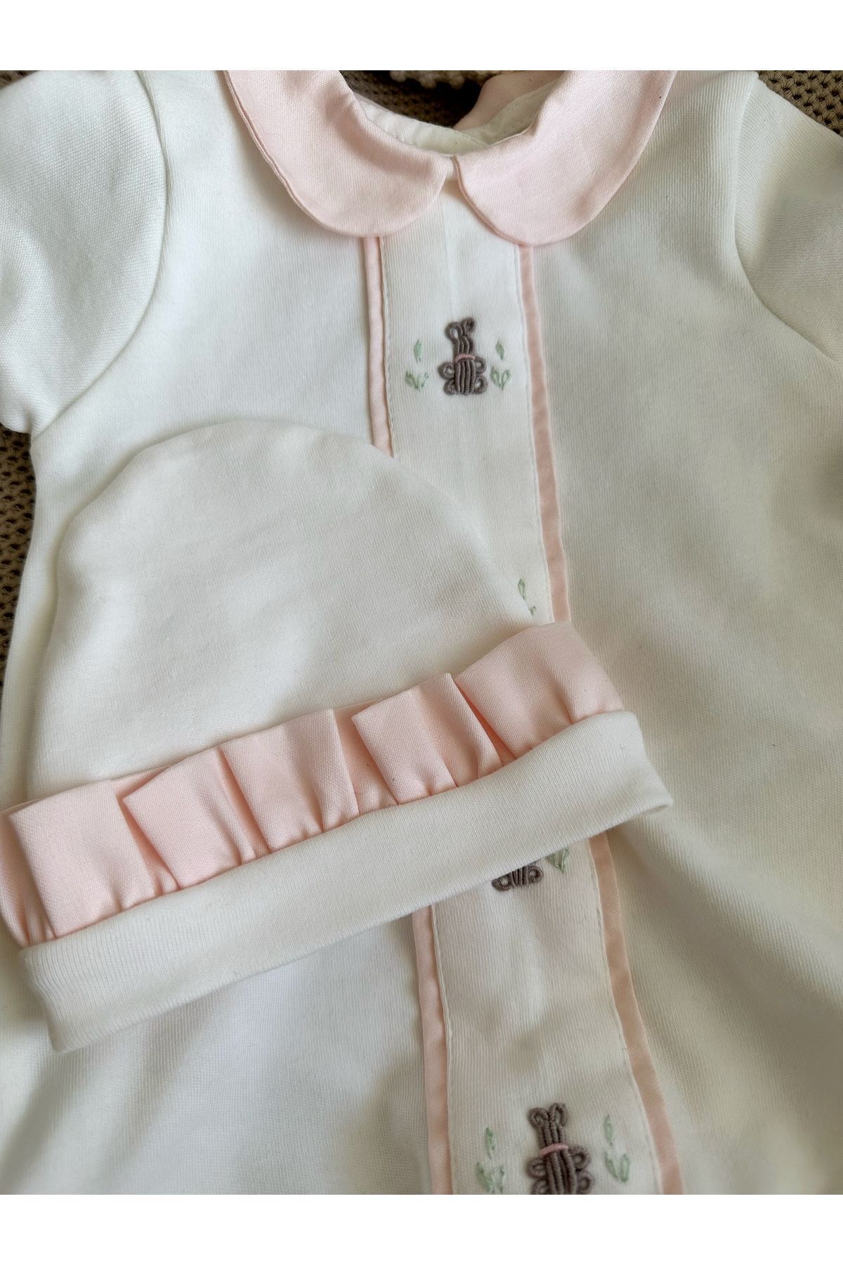 Mama Miel Baby Pembe Kumaş Detaylı El İşlemesi Ayıcıklı Yenidoğan Tulum ve Fırfırlı Bere Şapkası fotoğrafı 4 (önizleme)