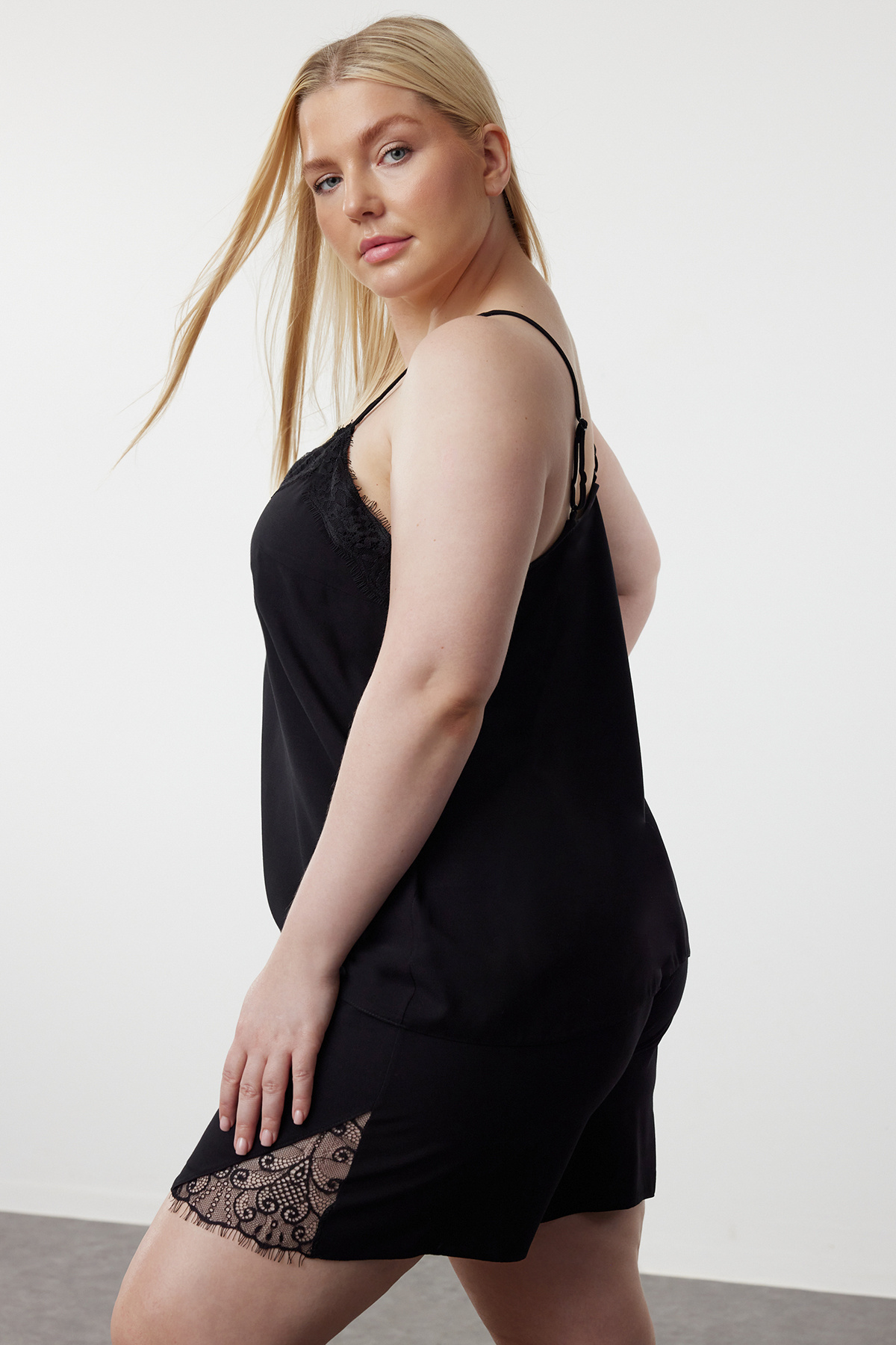 Trendyol Curve-Schwarzes Pyjama-Set aus gewebtem Stoff mit V-Ausschnitt und Spitzendetail TBBSS24AI00063 2