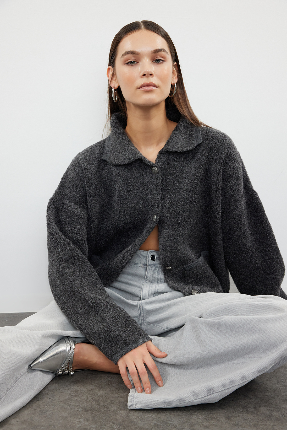 Trendyolmilla  Antrasit Süper Geniş Kalıp Polo Yaka Buklet Triko Hırka TWOAW24HI00177 - Görsel 2